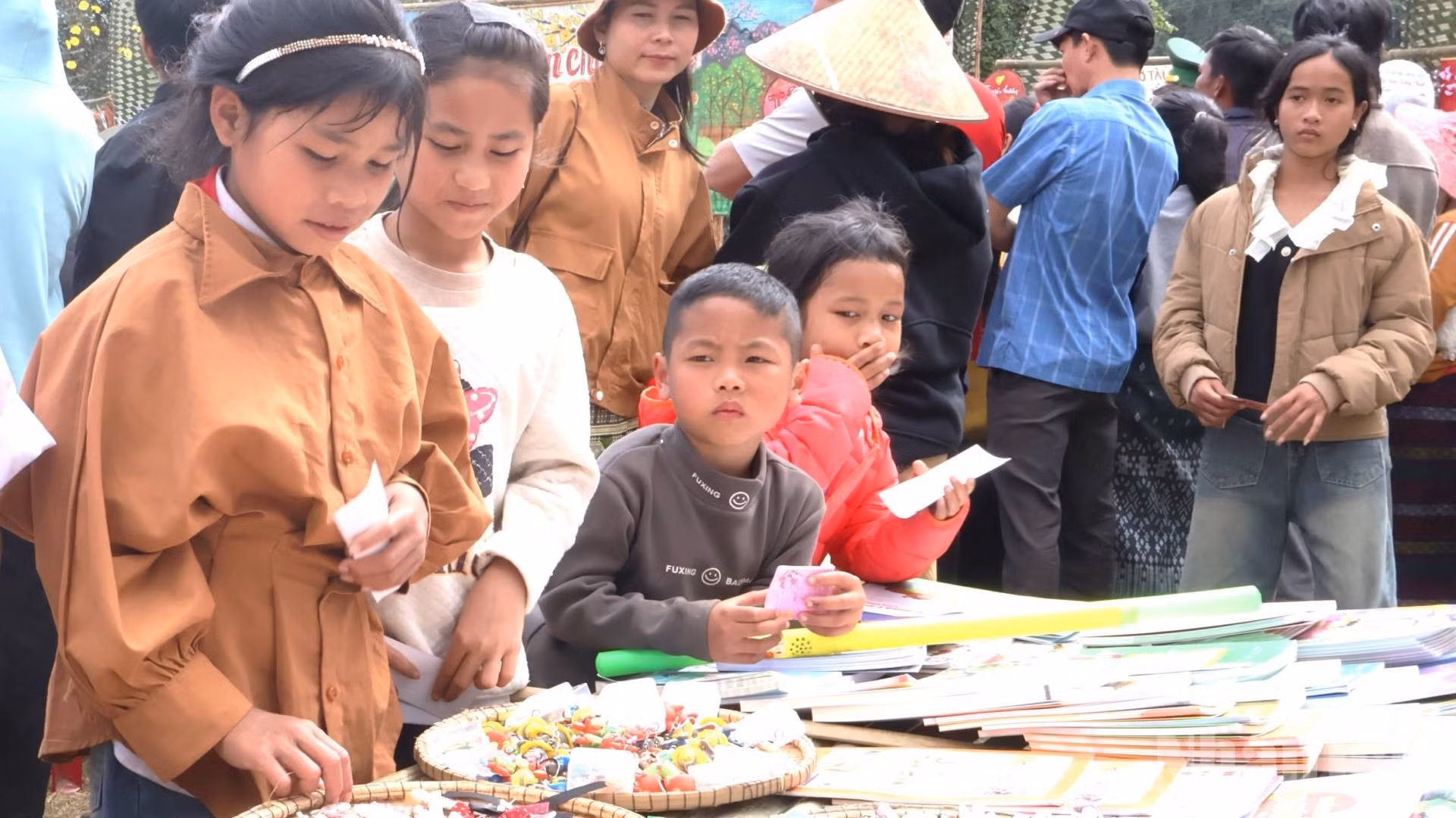 Les enfants des montagnes ont découvert avec joie les jouets apportés depuis Dong Hoi jusqu’à Huong Lap, un périple long mais porteur de sourires.