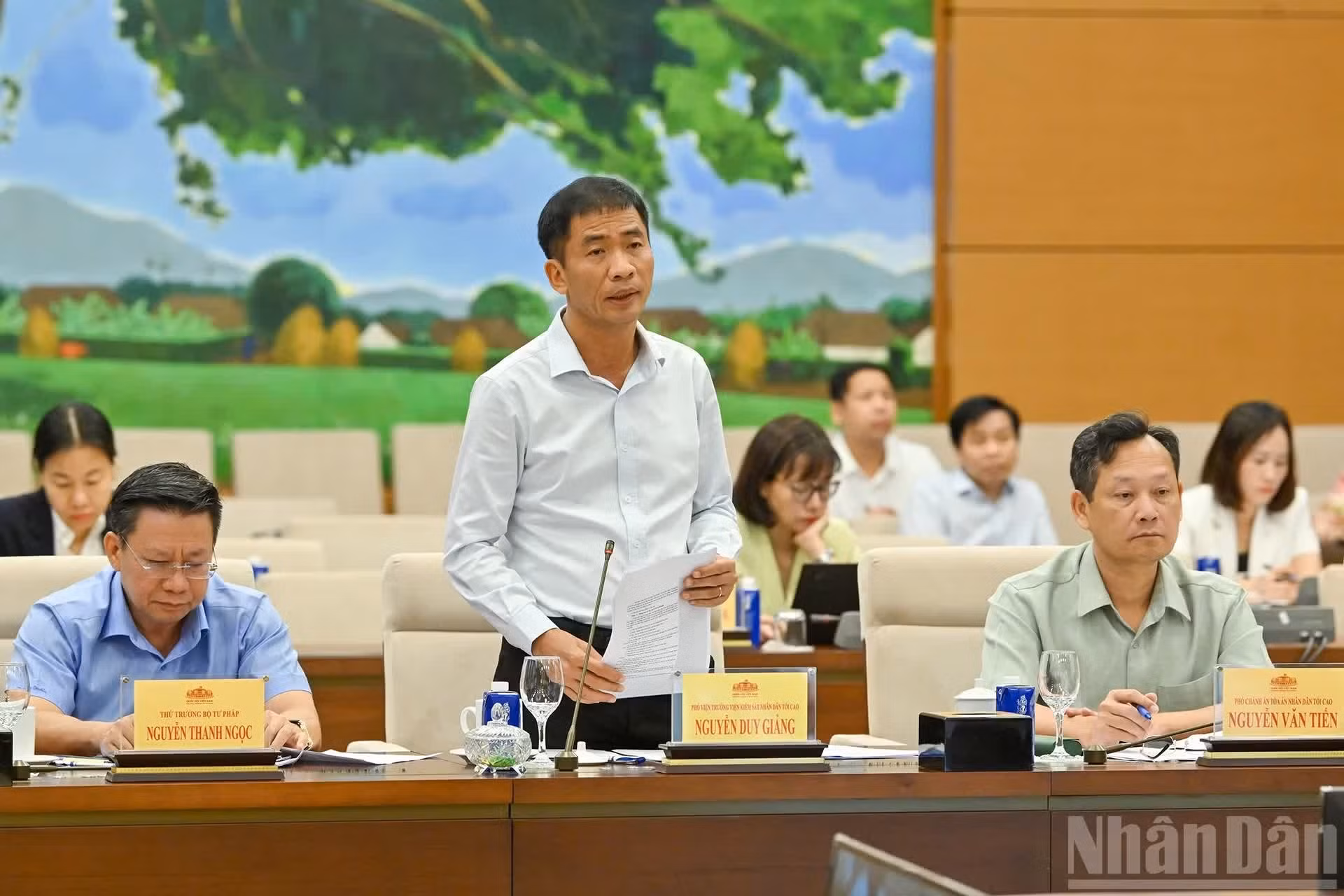 Le vice-procureur général du Parquet populaire suprême, Nguyen Duy Giang, intervient lors de la session.