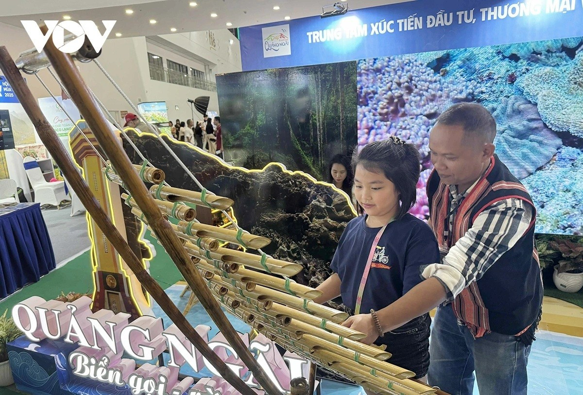 L’artisan A Huyen enseigne aux enfants le jeu du tơ rưng au stand de Quang Ngai. n6.jpg