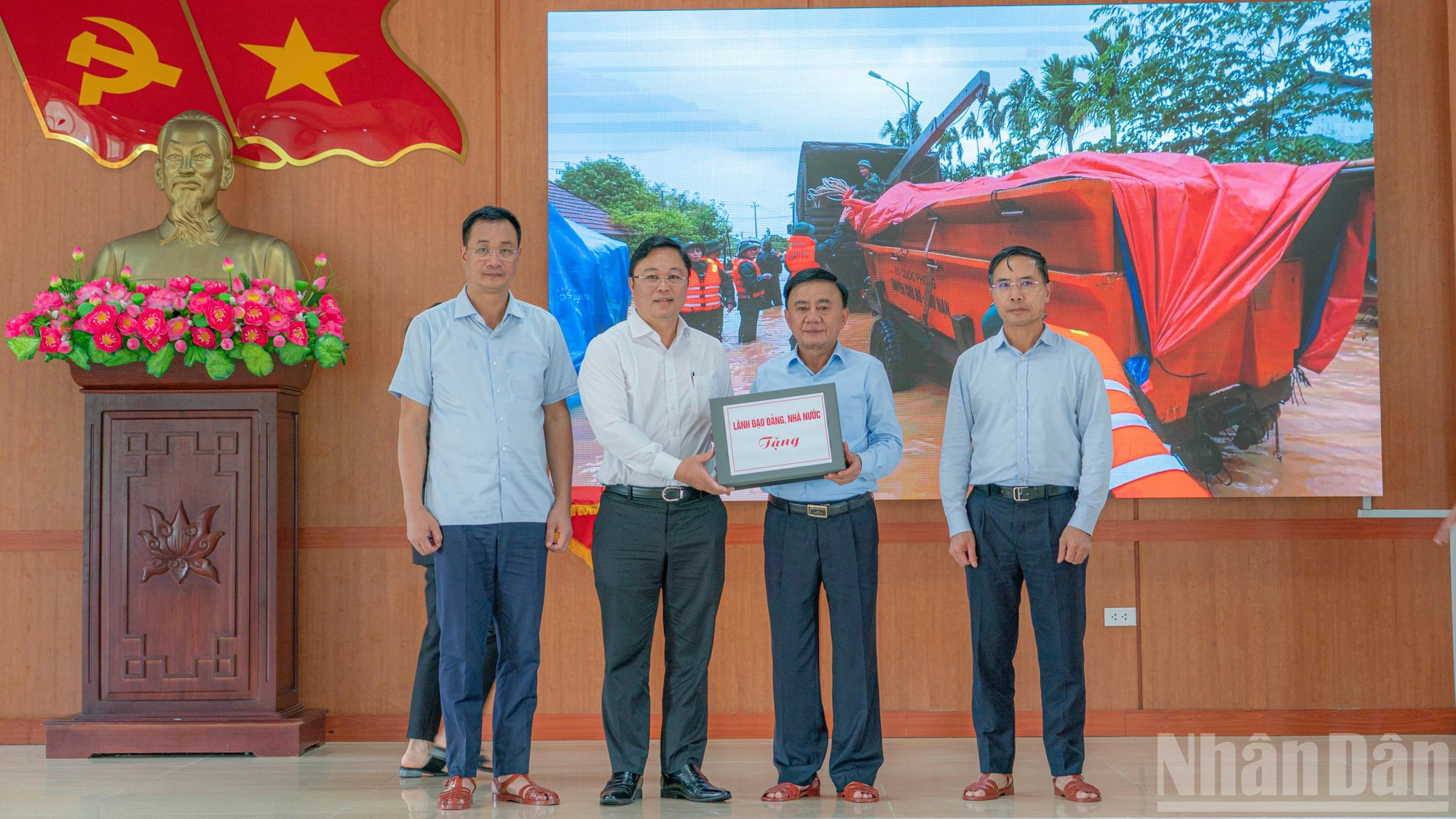 La ville de Da Nang a reçu un appui officiel de la part des dirigeants du Parti et de l’État pour faire face aux conséquences des intempéries. 14.jpg