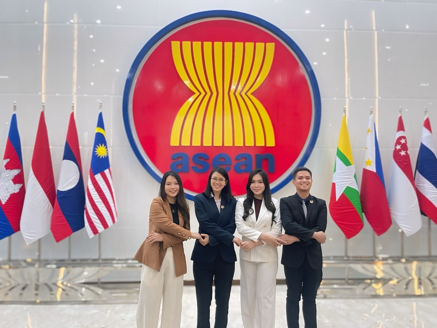 Thanh Tu échange avec d’autres délégués du Réseau des jeunes leaders environnementaux ASEAN – Japon, à Jakarta (Indonésie). 4-3262.jpg