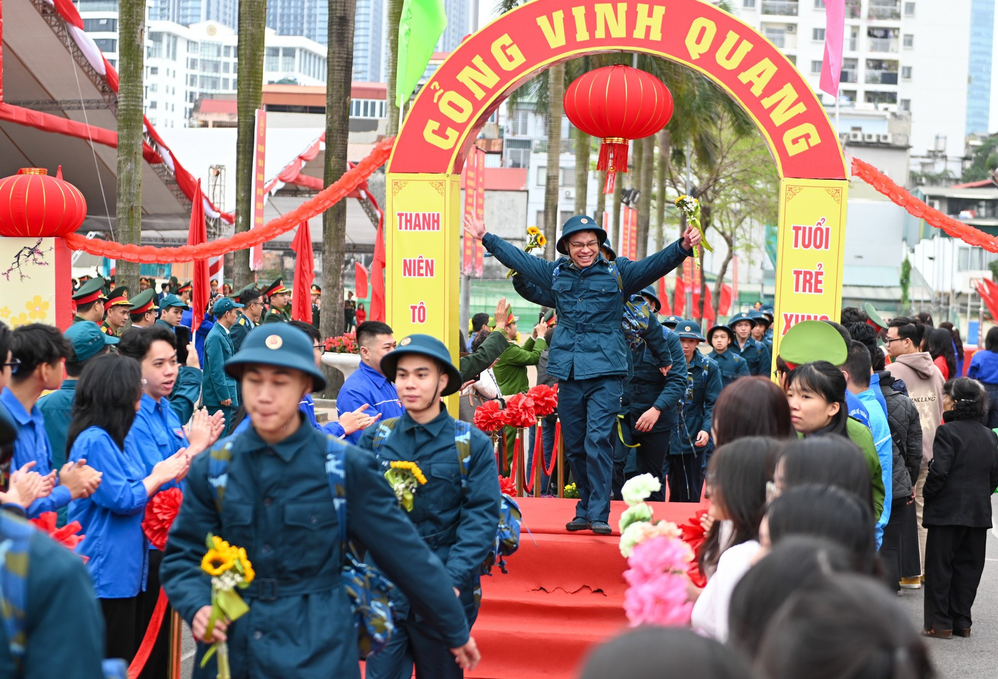 Des recrues franchissent avec enthousiasme la « porte de la gloire » pour accomplir leur devoir envers la patrie.