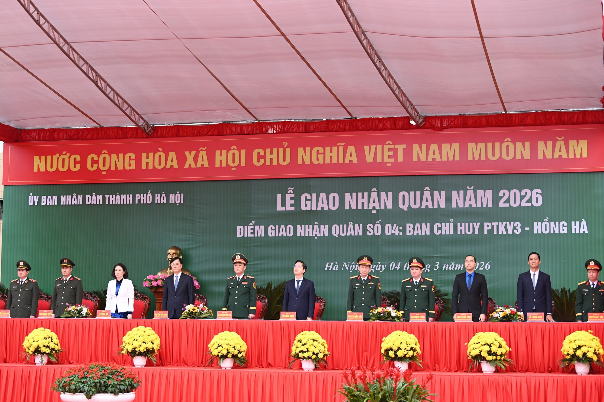Les délégués assistent à la cérémonie de remise des recrues.