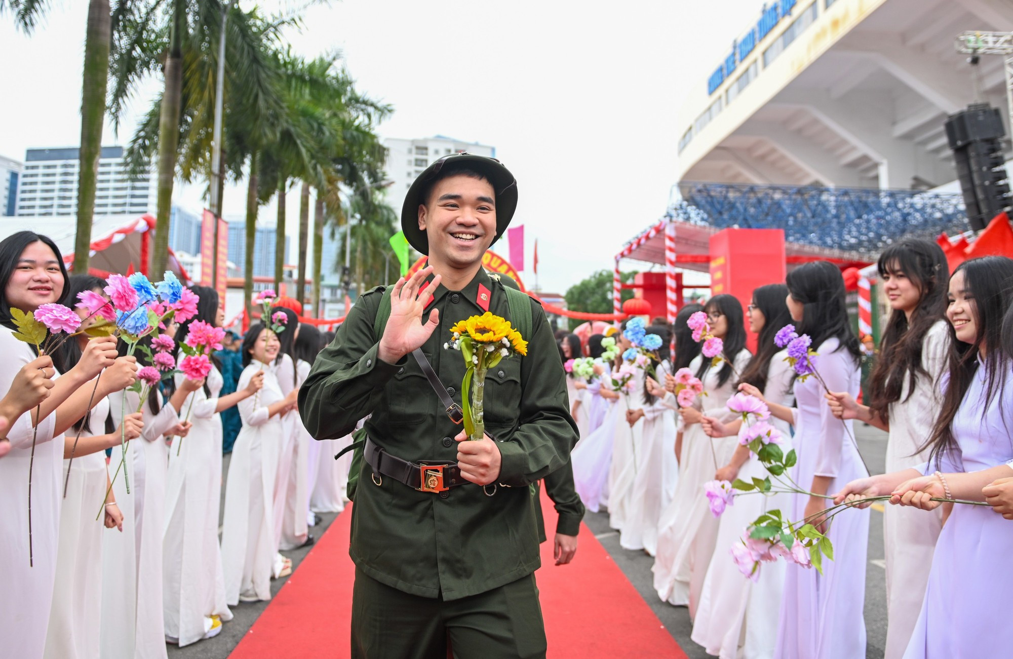 Des recrues franchissent avec enthousiasme la « porte de la gloire » pour accomplir leur devoir envers la patrie.