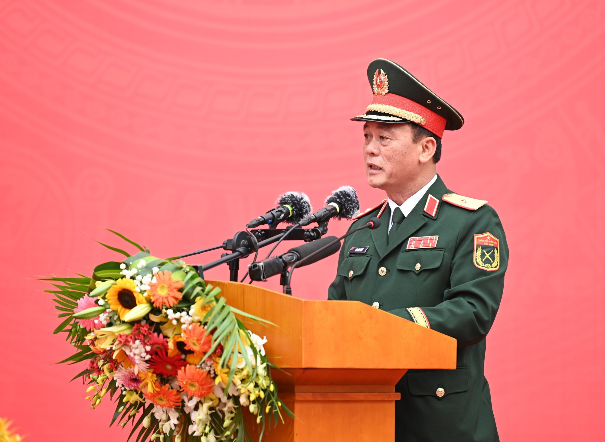 Le général de division Dao Van Nhan prononce un discours lors de la cérémonie.