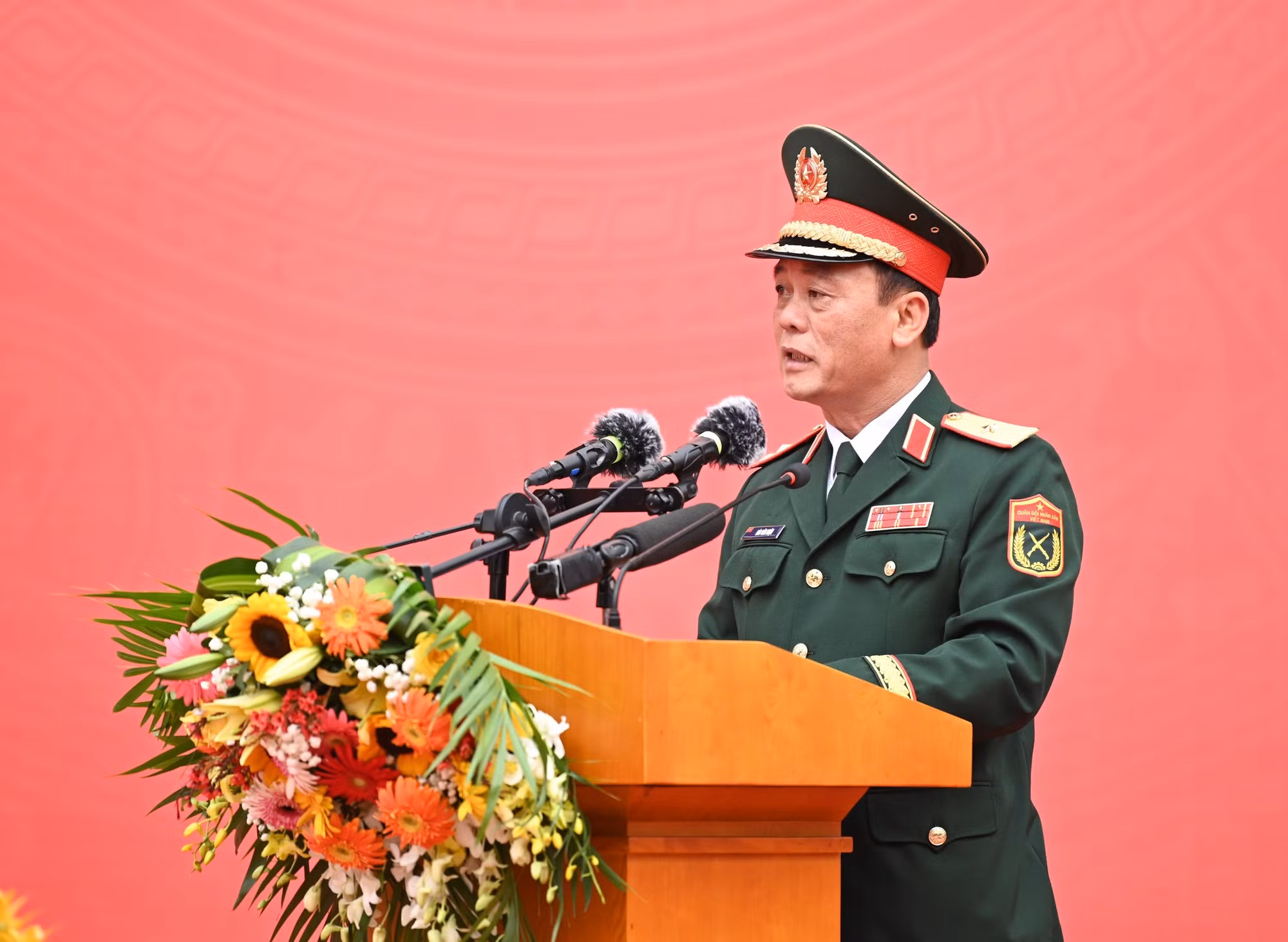 Le général de division Dao Van Nhan prononce un discours lors de la cérémonie.