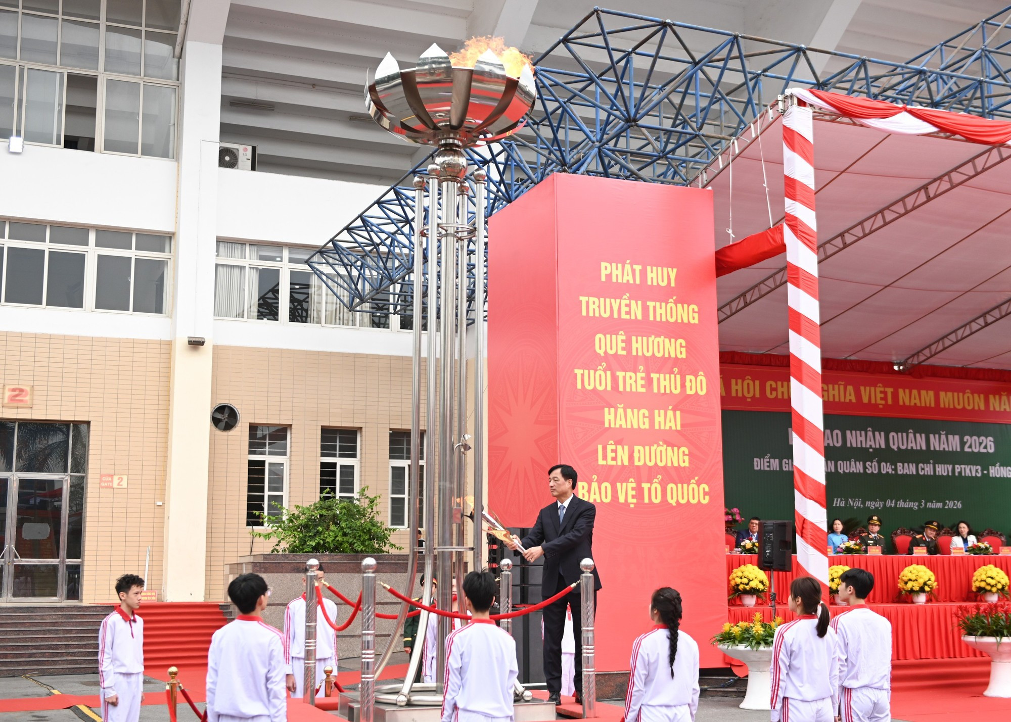 Nguyen Duy Ngoc, membre du Bureau politique et secrétaire du Comité du Parti de Hanoï, allume la flamme traditionnelle.