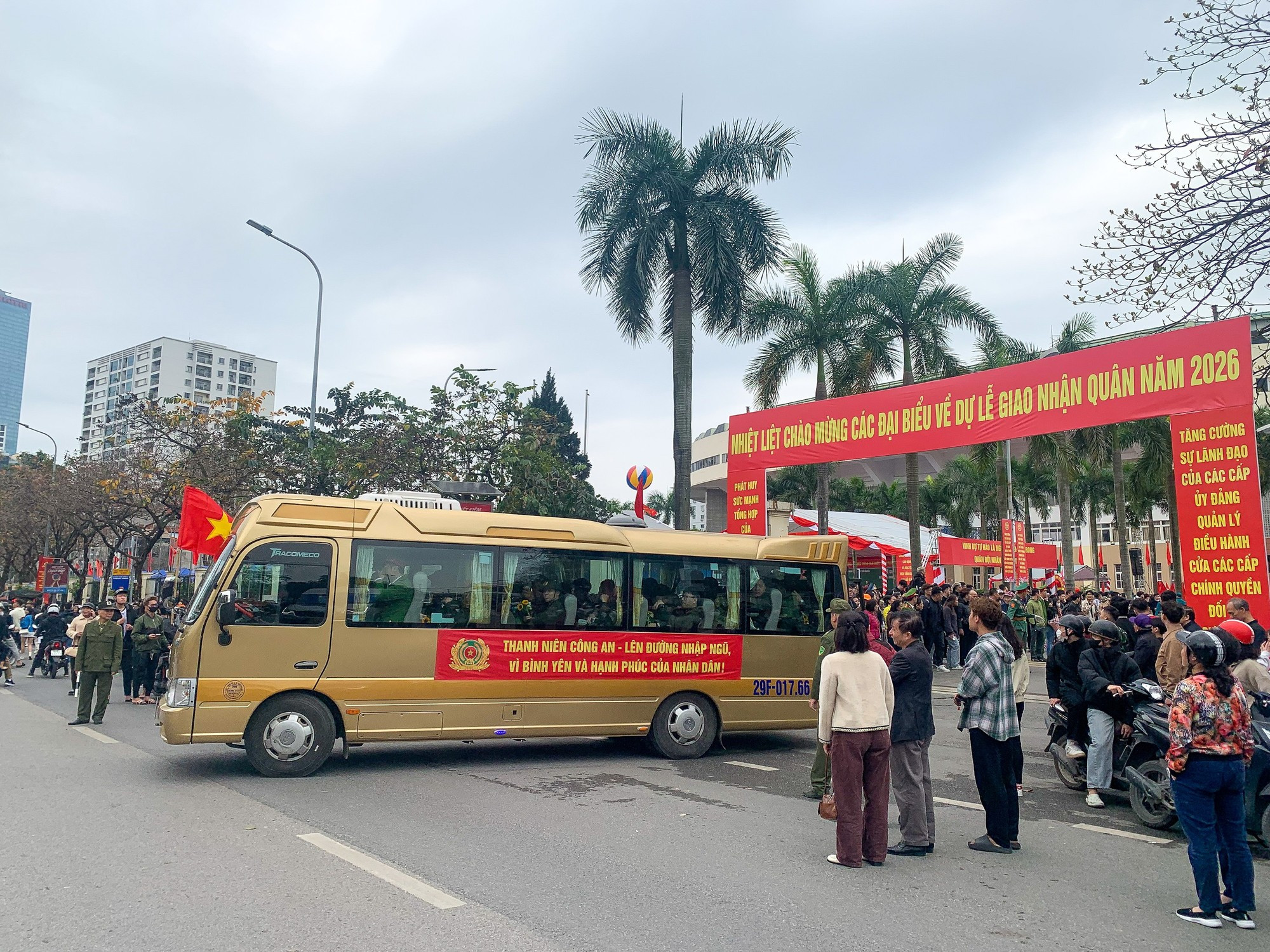 Les bus transportant les recrues prennent la route vers leurs unités militaires.