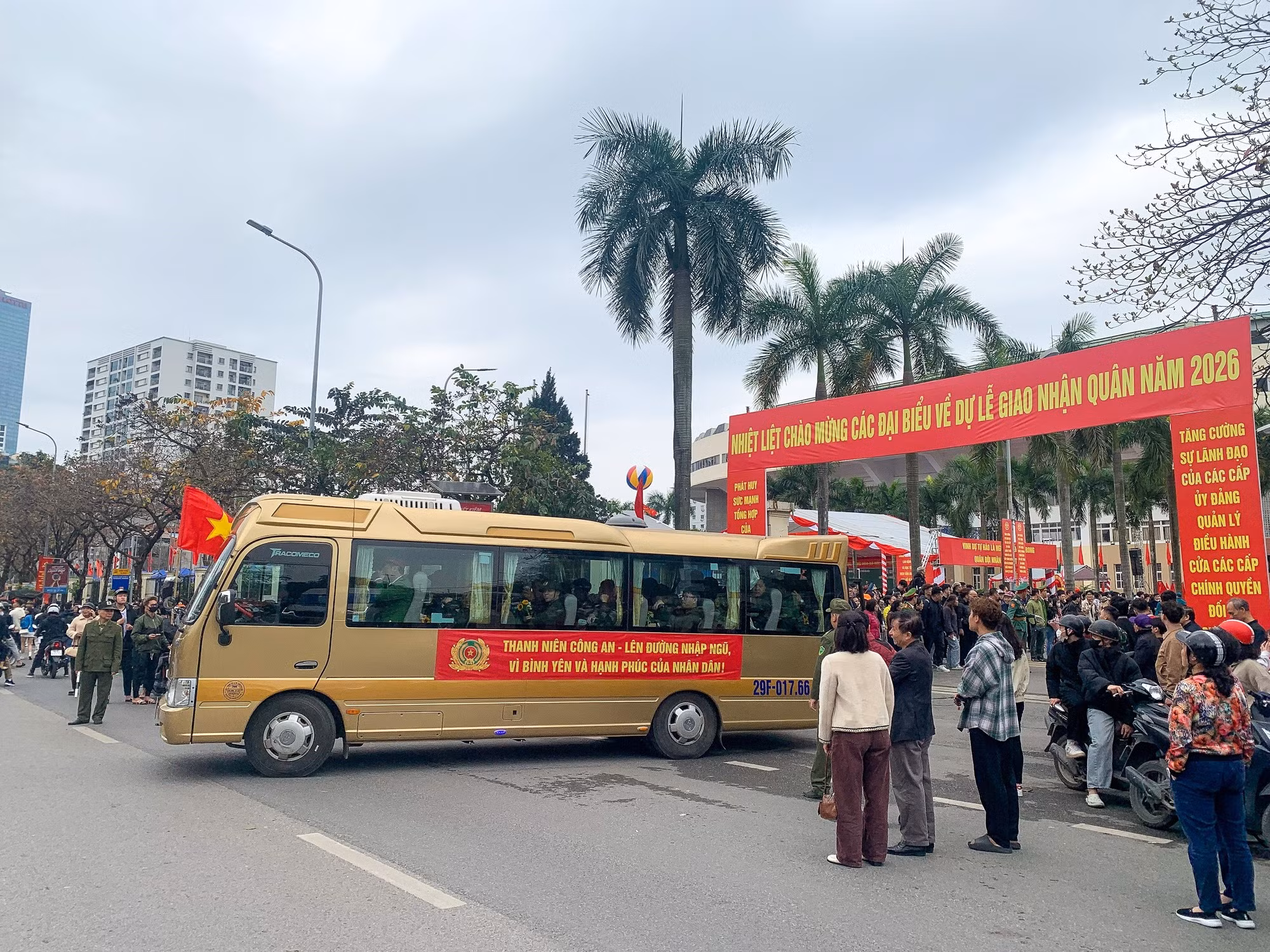 Les bus transportant les recrues prennent la route vers leurs unités militaires.