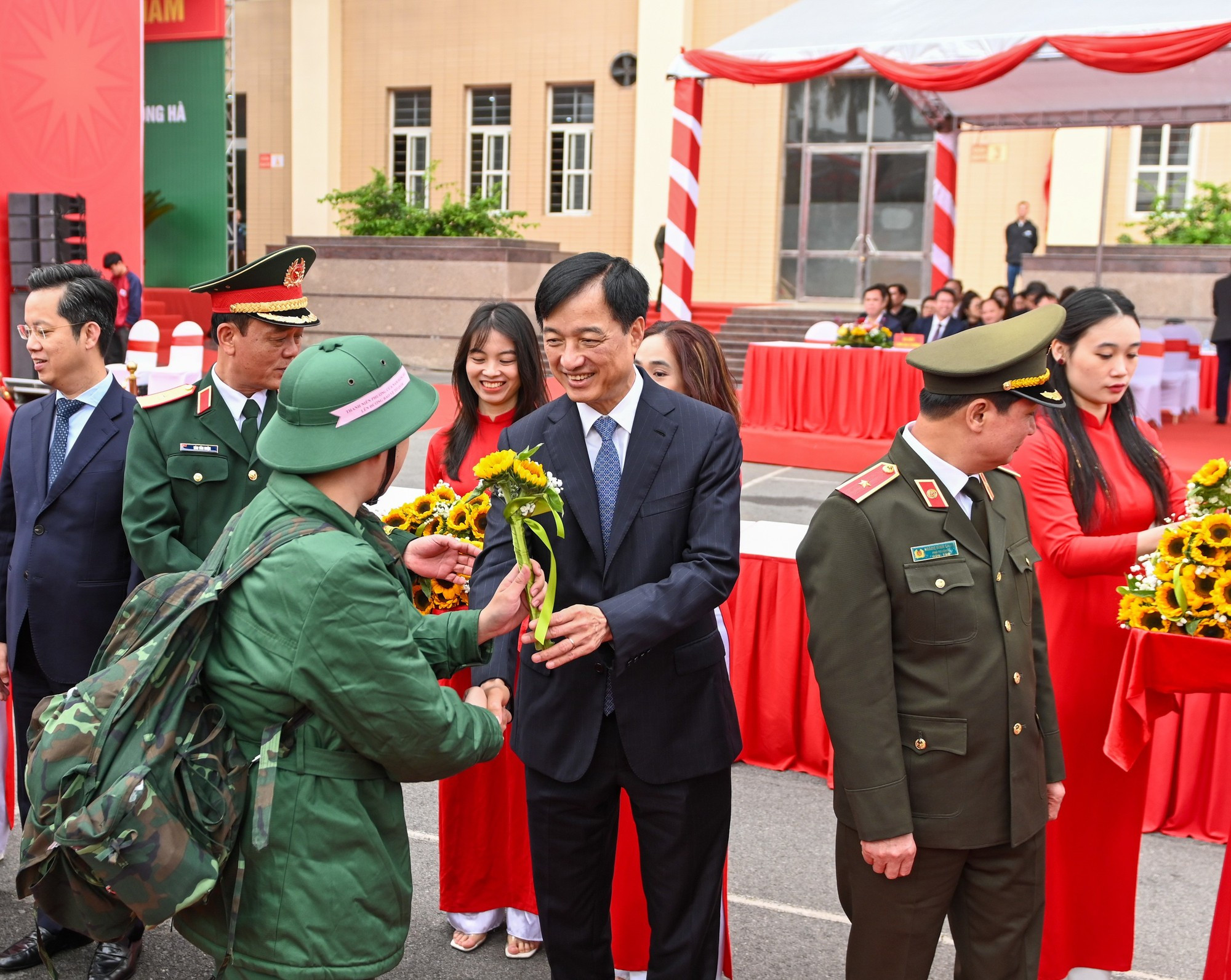 Les responsables de la ville offrent des fleurs aux jeunes recrues.