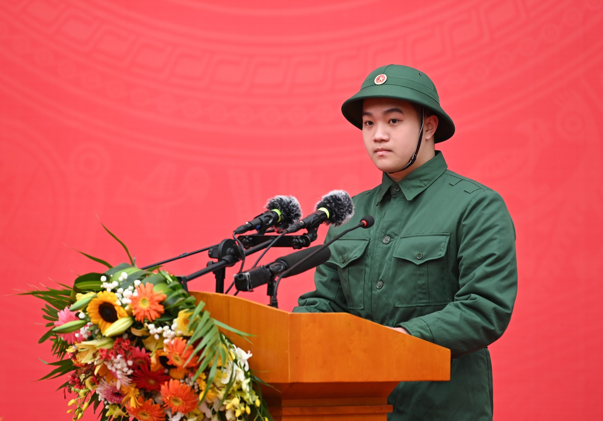 La recrue Nguyen Minh Nam, représentant les 440 nouvelles recrues, prend la parole.