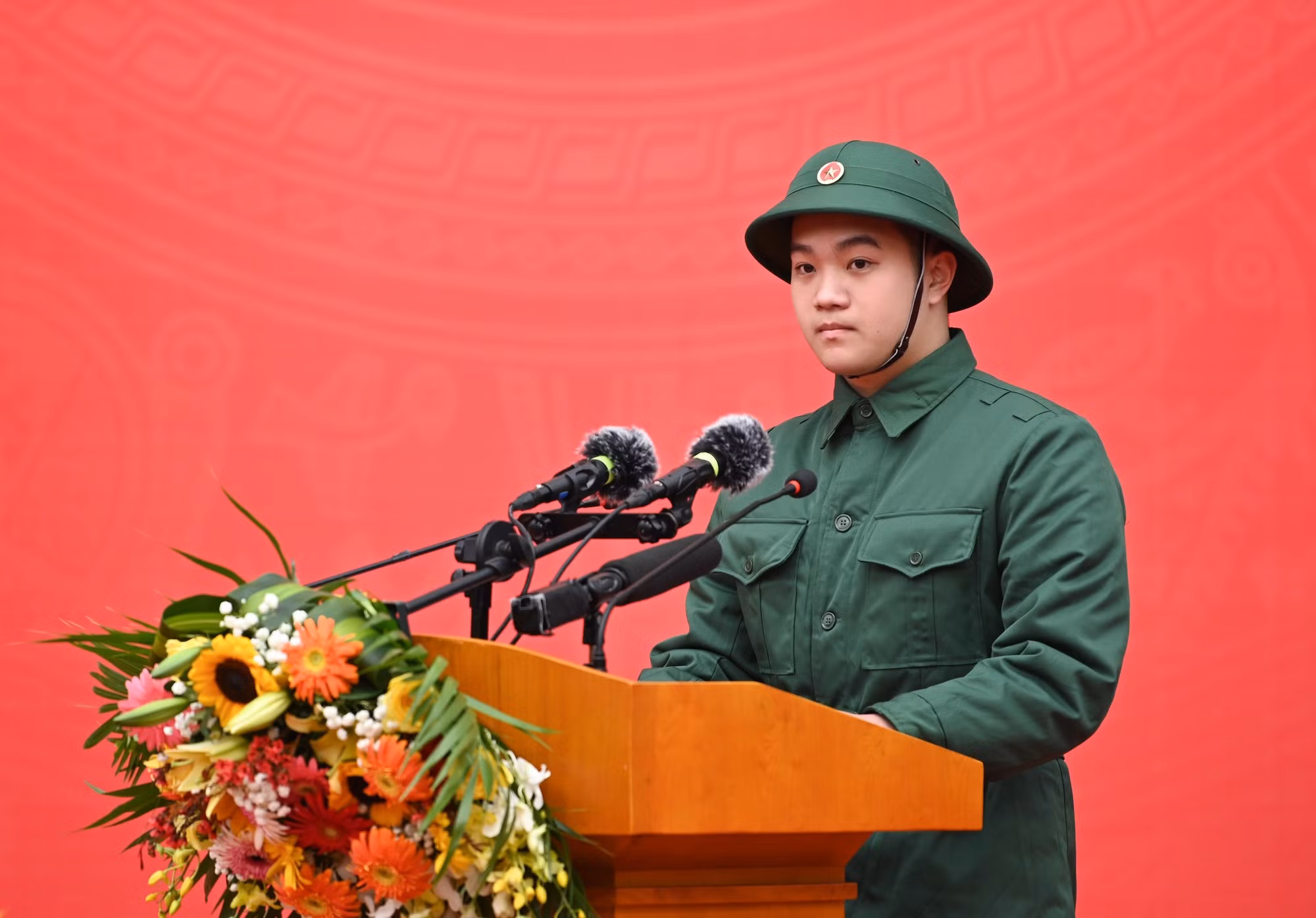 La recrue Nguyen Minh Nam, représentant les 440 nouvelles recrues, prend la parole.