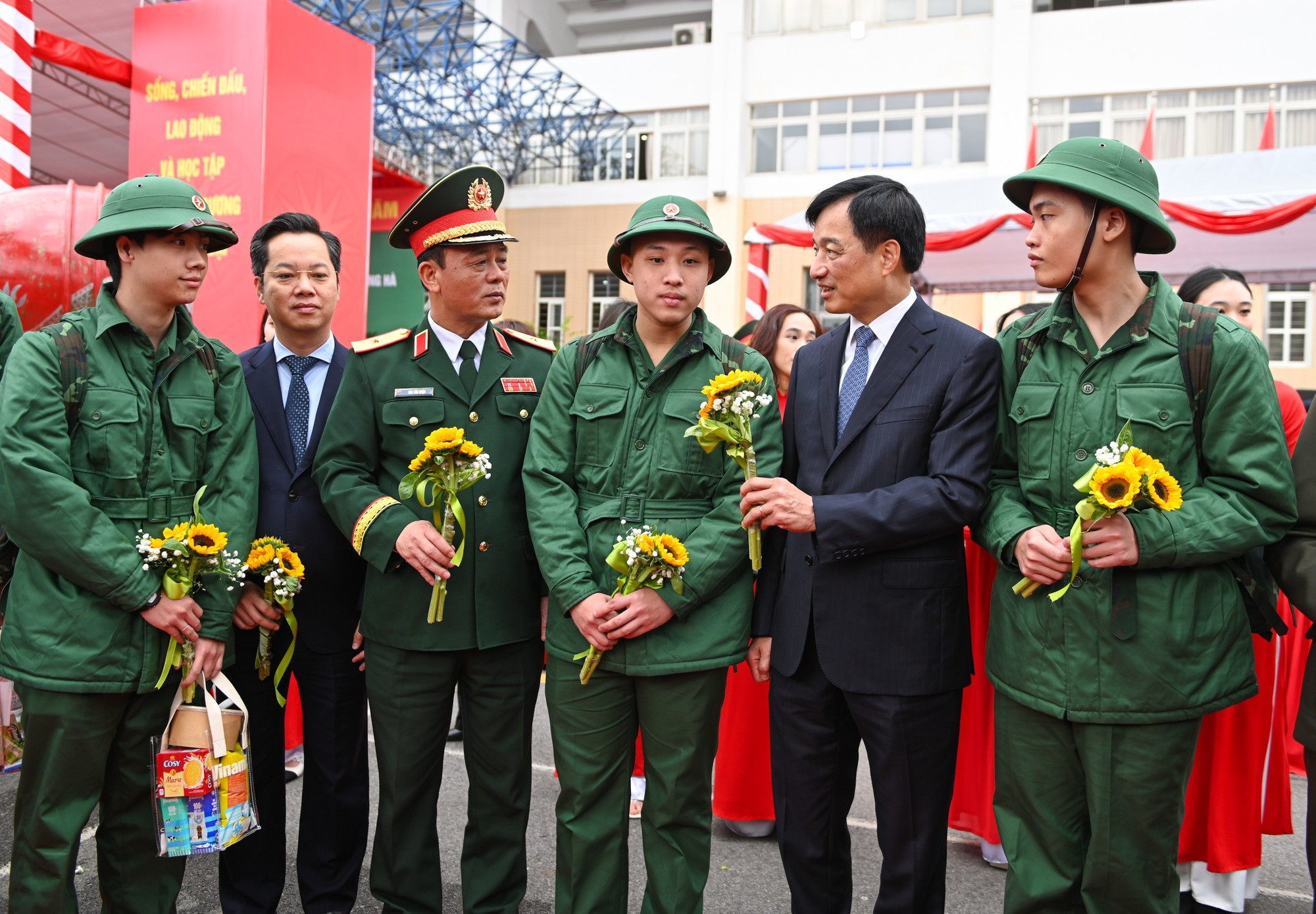 Les dirigeants encouragent les recrues avant leur départ vers leurs unités.