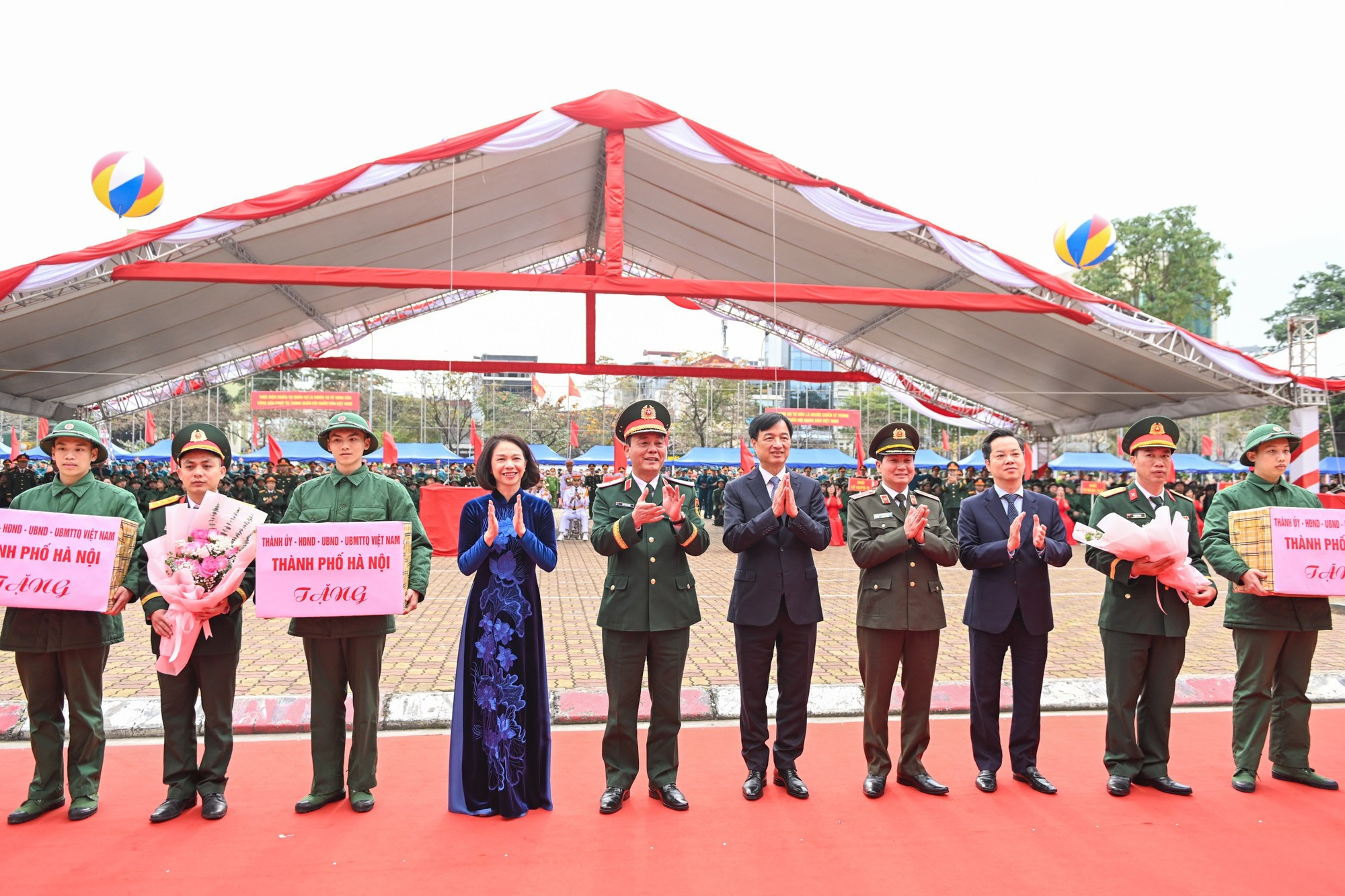 Les dirigeants de Hanoï offrent des cadeaux aux unités militaires et aux nouvelles recrues.