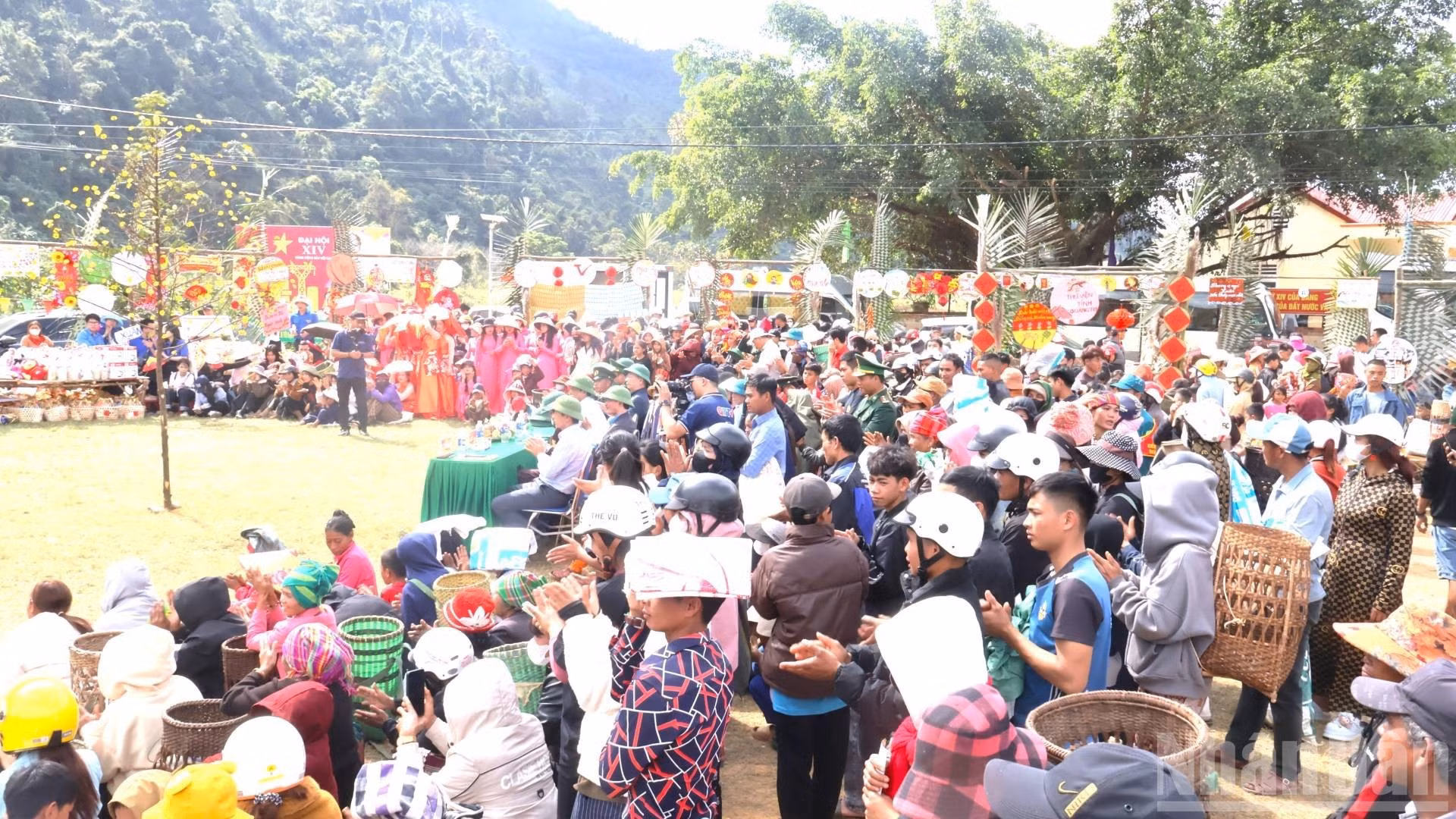 Bien avant l’heure prévue, dès midi, de nombreux habitants de Huong Lap et des villages frontaliers du district de Seponh (Laos) se pressaient avec enthousiasme, impatients de découvrir ce « marché à zéro dong ».