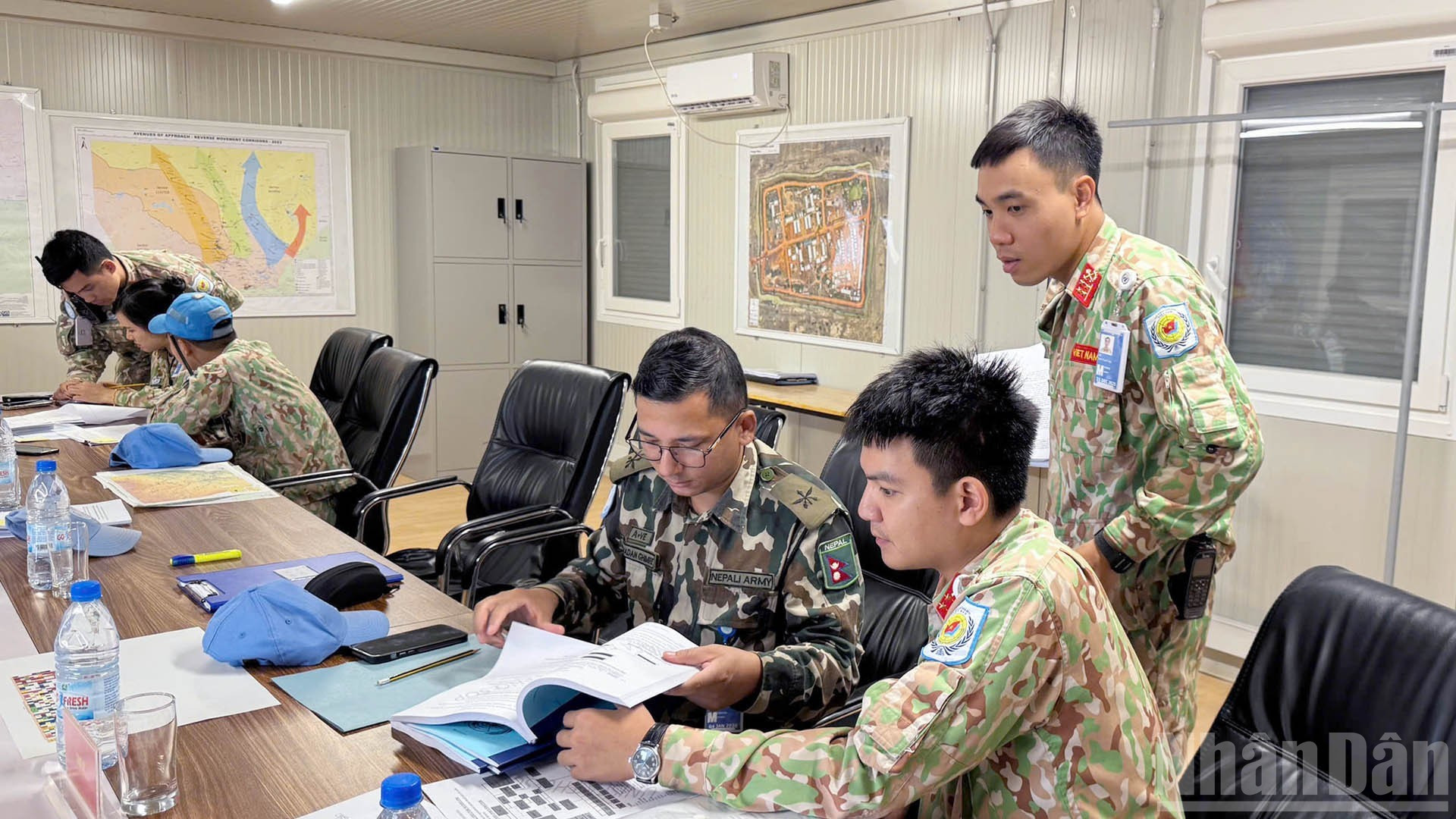 Le capitaine Tuan et ses collègues avec la section U7, formation et entraînement, lors d’une évaluation annuelle de la mission. 5.jpg
