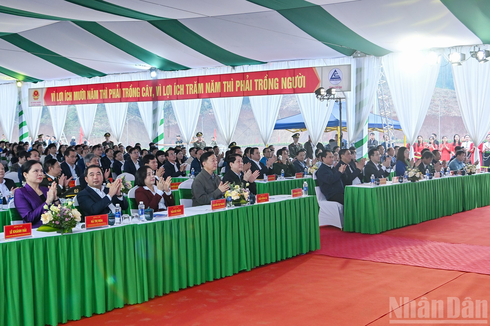 Le Président Luong Cuong, des dirigeants du Parti, de l’État et des participants à la cérémonie.