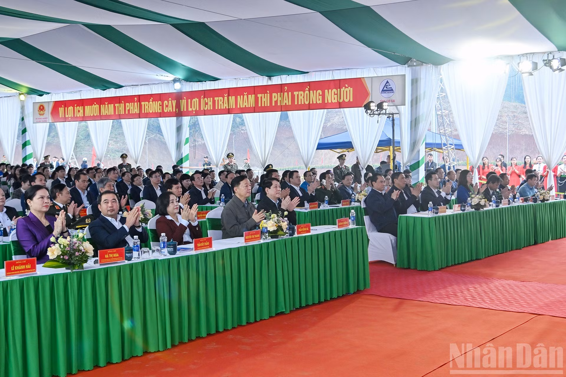 Le Président Luong Cuong, des dirigeants du Parti, de l’État et des participants à la cérémonie.