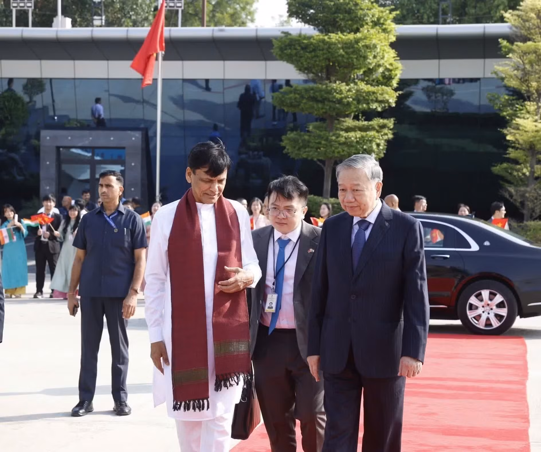 Le secrétaire général et président To Lam quitte New Delhi pour une visite à Mumbai.