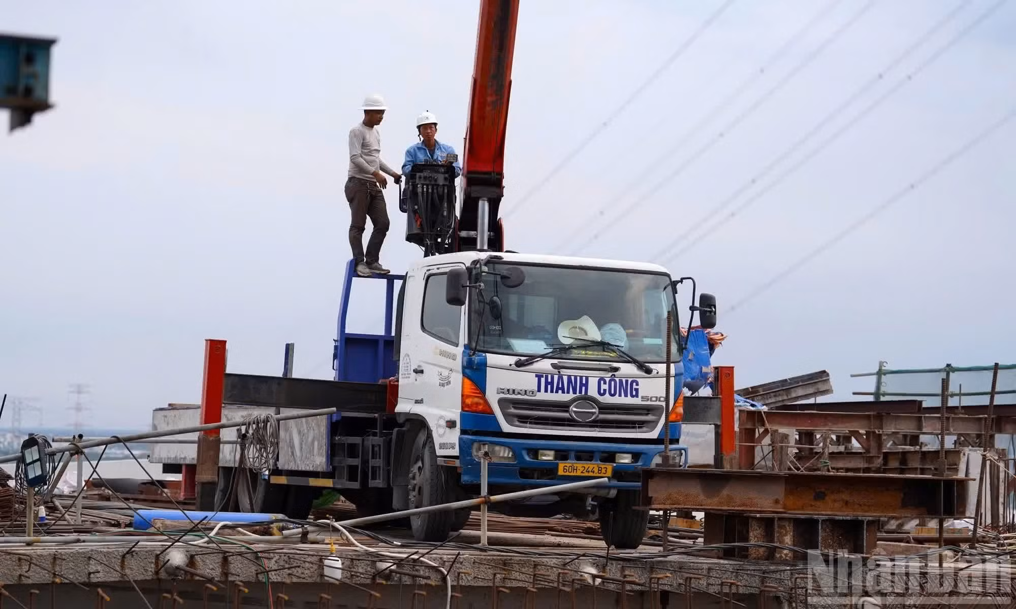 Le Van Khanh, consultant chargé de la supervision du pont Phuoc Khanh, indique que l’entreprise de construction travaille en continu selon un système de trois rotations et quatre équipes afin de garantir les délais. Le projet est actuellement achevé à environ 95 % et devrait être finalisé en juillet 2026.