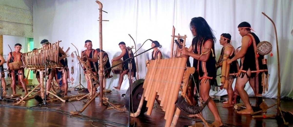 L’ensemble de gongs du village de Pleiku Roh lors d’une séance d’entraînement avant leur représentation en République de Corée en 2024. Photo : Siu Thum.