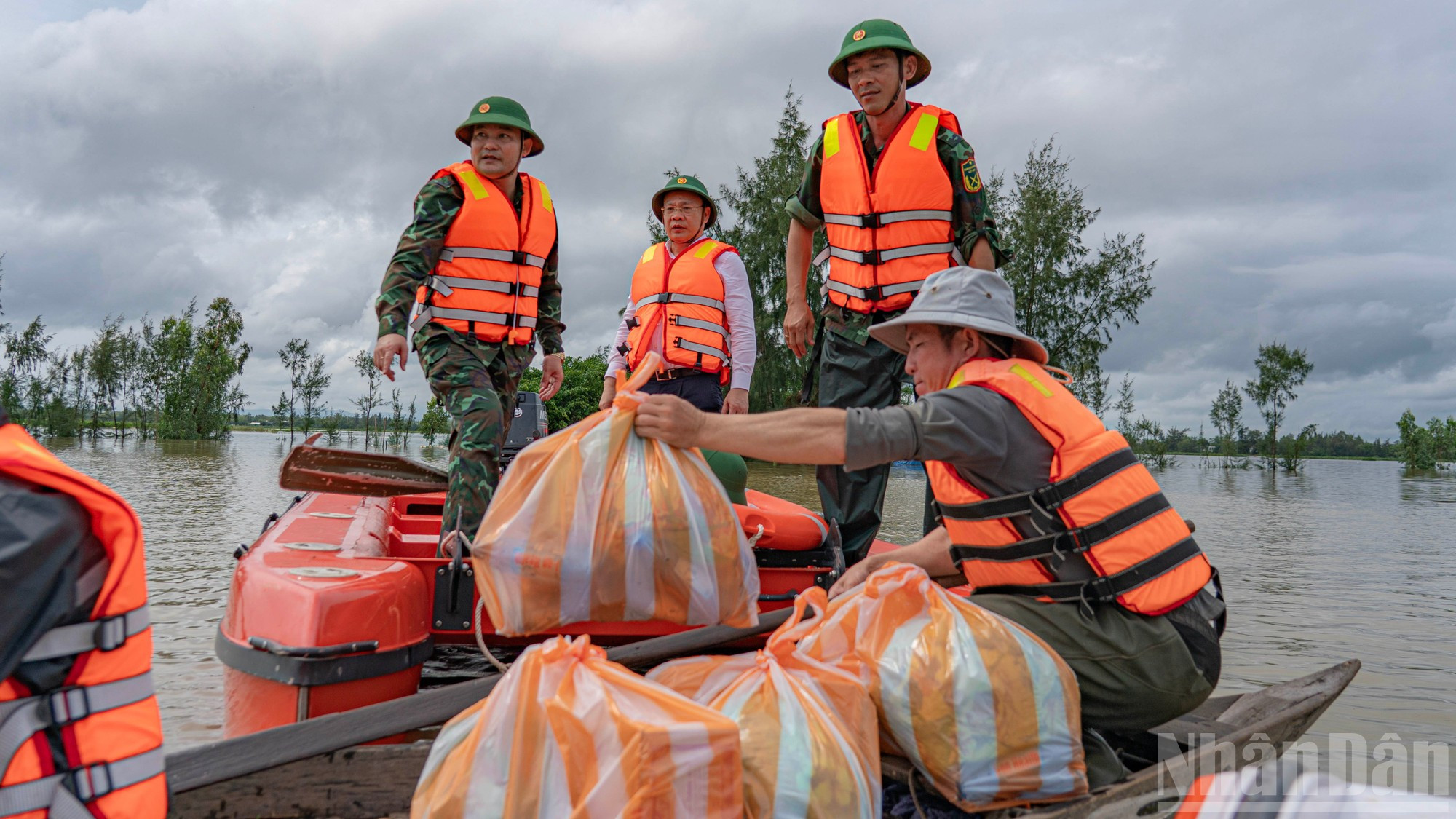 Des dons comprenant couvertures, vivres et eau potable ont été remis directement aux habitants pour les aider à faire face à cette situation d’urgence. 5.jpg