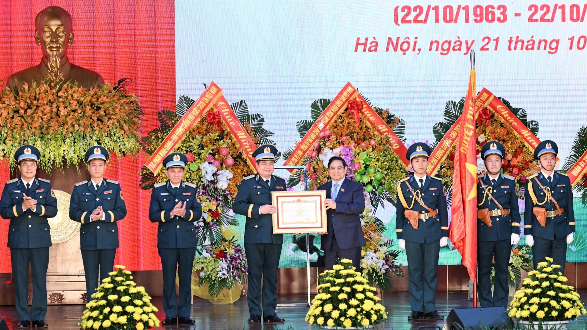 Le Premier ministre Pham Minh Chinh remet le titre de Héros des forces armées populaires au Commandement de l’armée de l’air et de la défense aérienne.
