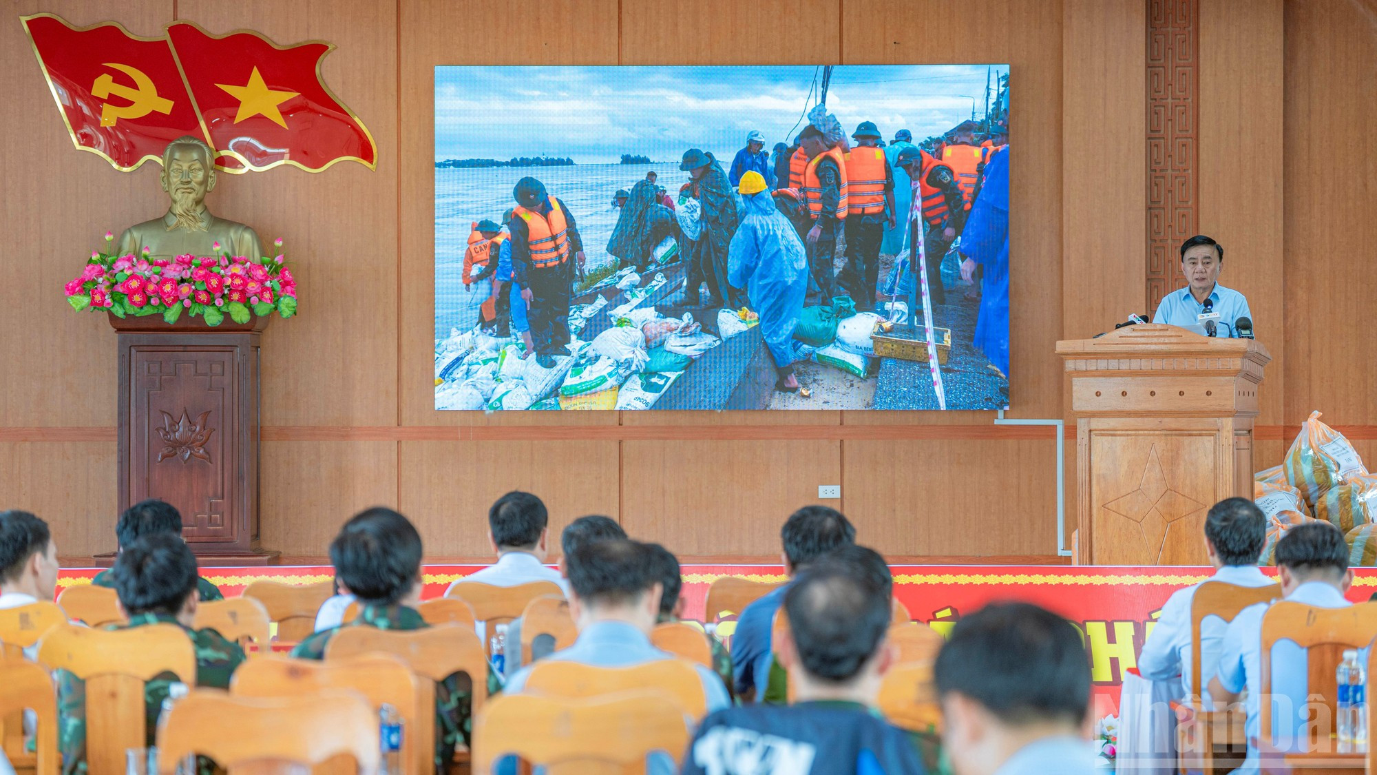 Tran Cam Tu tient une séance de travail avec le Comité populaire de la commune de Duy Nghia. 10.jpg