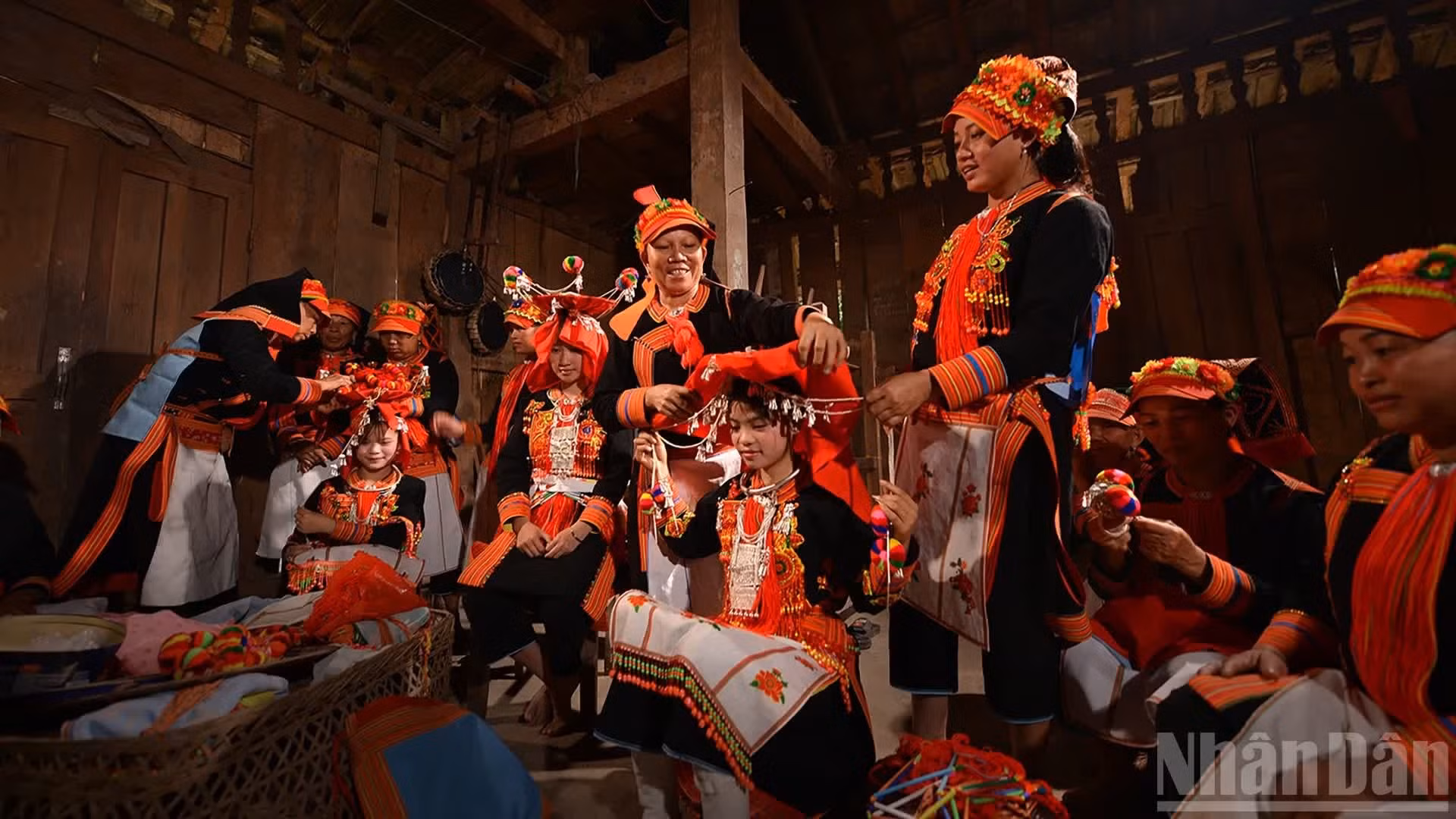 La mariée Dao Tuyen porte de nombreuses parures en argent, symboles de chance et de protection. (Photo : Vu Linh)