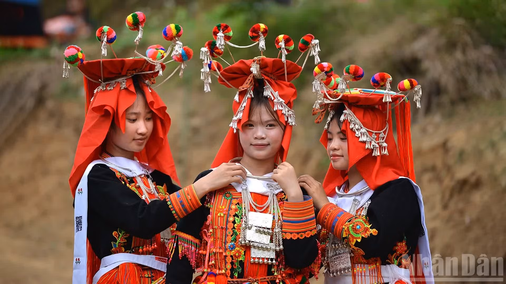 Tenue de mariée des femmes Dao Tuyen dans le village de Giao Chan, commune de Khong Lao, province de Lai Chau. (Photo : Vu Linh)