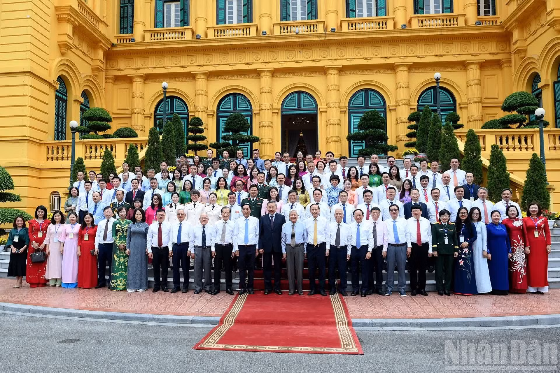 Le secrétaire général du Parti communiste vietnamien et président de la République, To Lam, pose avec les journalistes distingués.