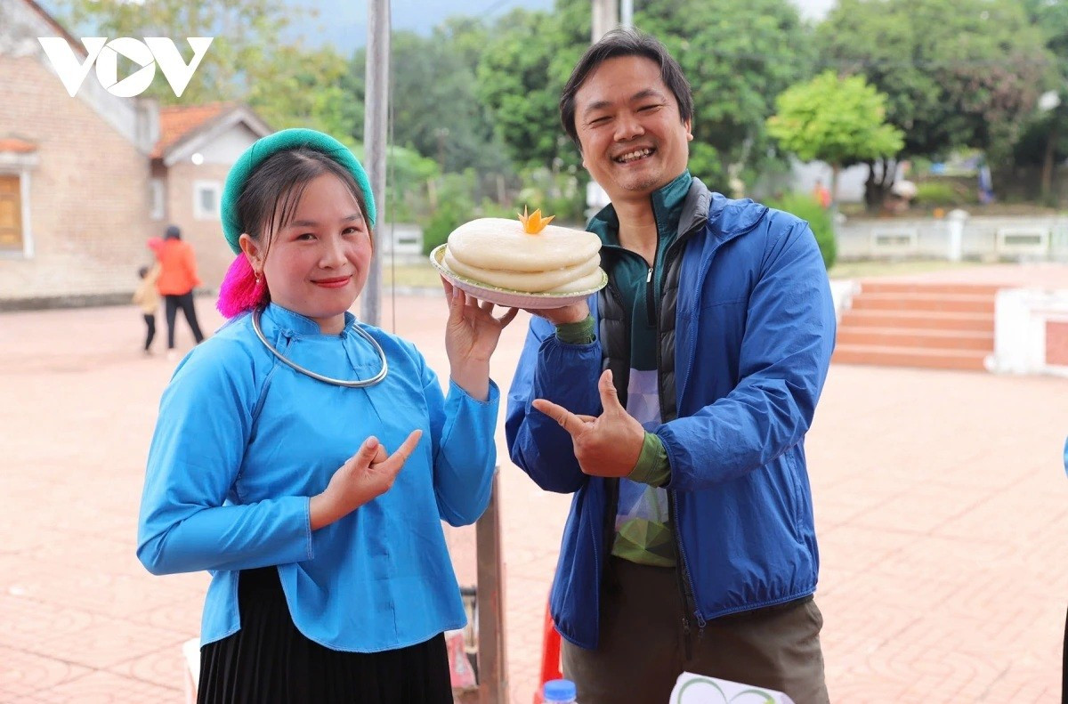 Des visiteurs goûtent aux spécialités des Tay, Dao et San Chi, dans une atmosphère festive et chaleureuse. q4.jpg