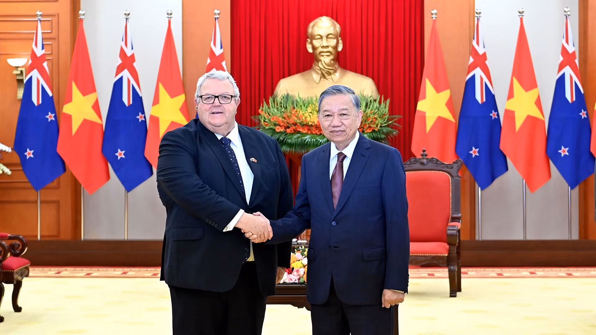 Le secrétaire général To Lam (à droite) et le président du Parlement néo-zélandais Gerry Brownlee.