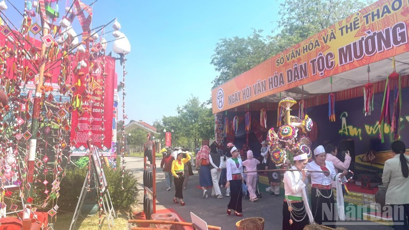 Une ambiance festive a marqué la cérémonie d’ouverture de la 2ᵉ Journée culturelle de l'ethnie Muong.