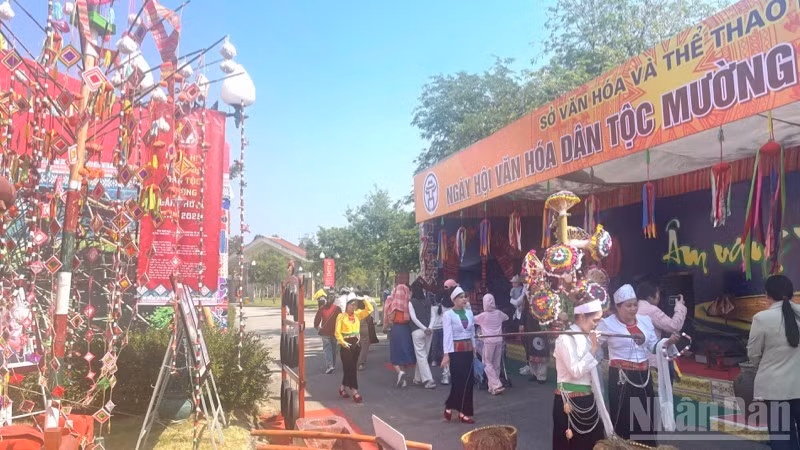 Une ambiance festive a marqué la cérémonie d’ouverture de la 2ᵉ Journée culturelle de l'ethnie Muong.