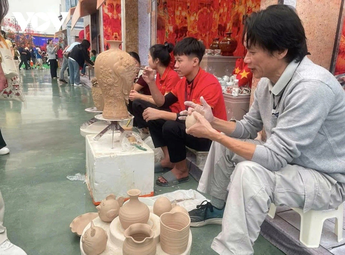 L’artisan Phung Quang Dang façonne un objet en céramique au stand de Bat Trang. n1.jpg
