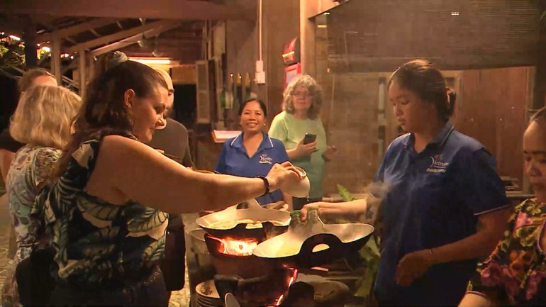 Des visiteurs étrangers ravis de cuisiner avec leurs hôtes. 4.jpg