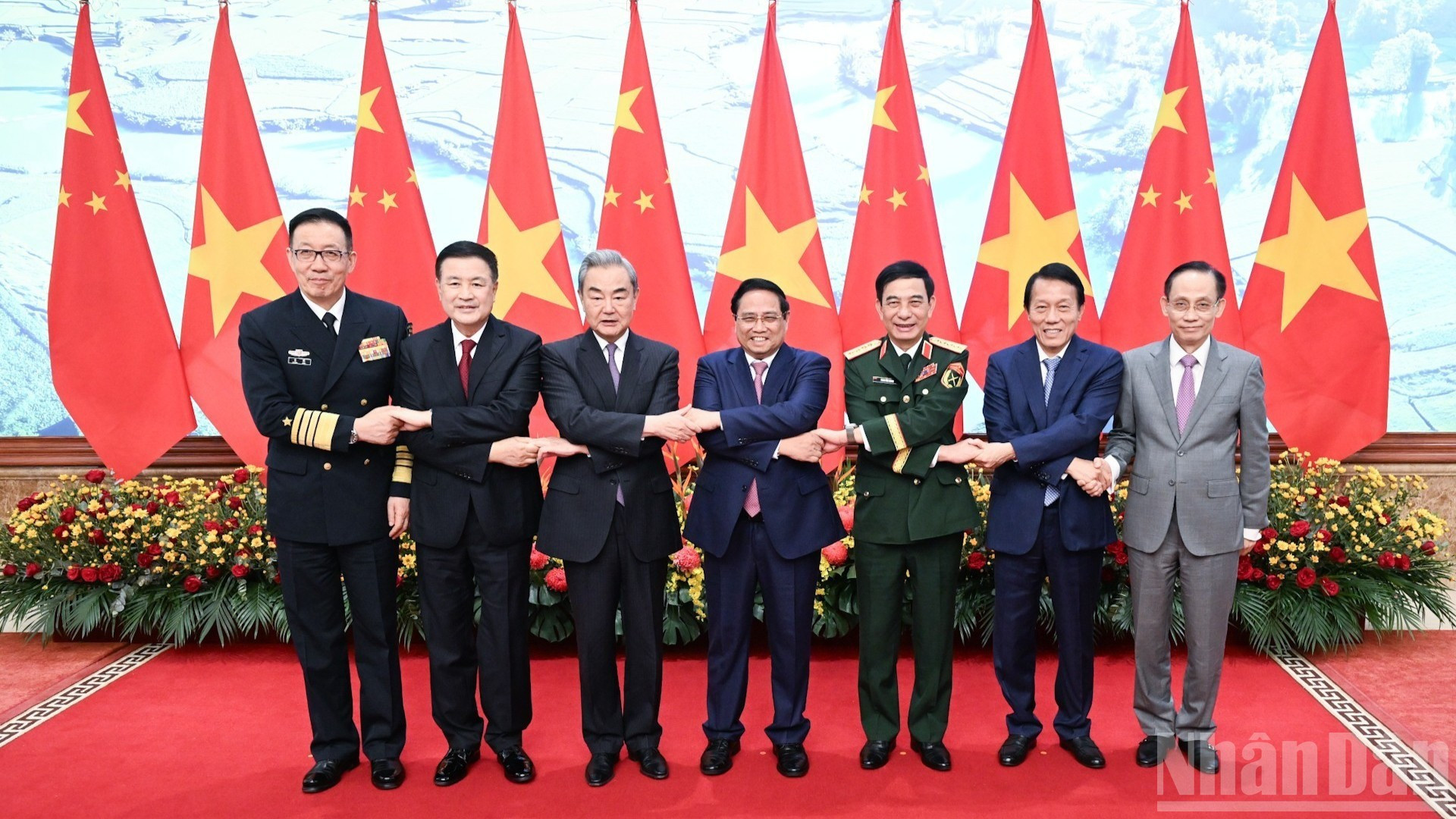 Le Premier ministre Pham Minh Chinh et les ministres des Affaires étrangères, de la Défense et de la Sécurité publique des deux pays.