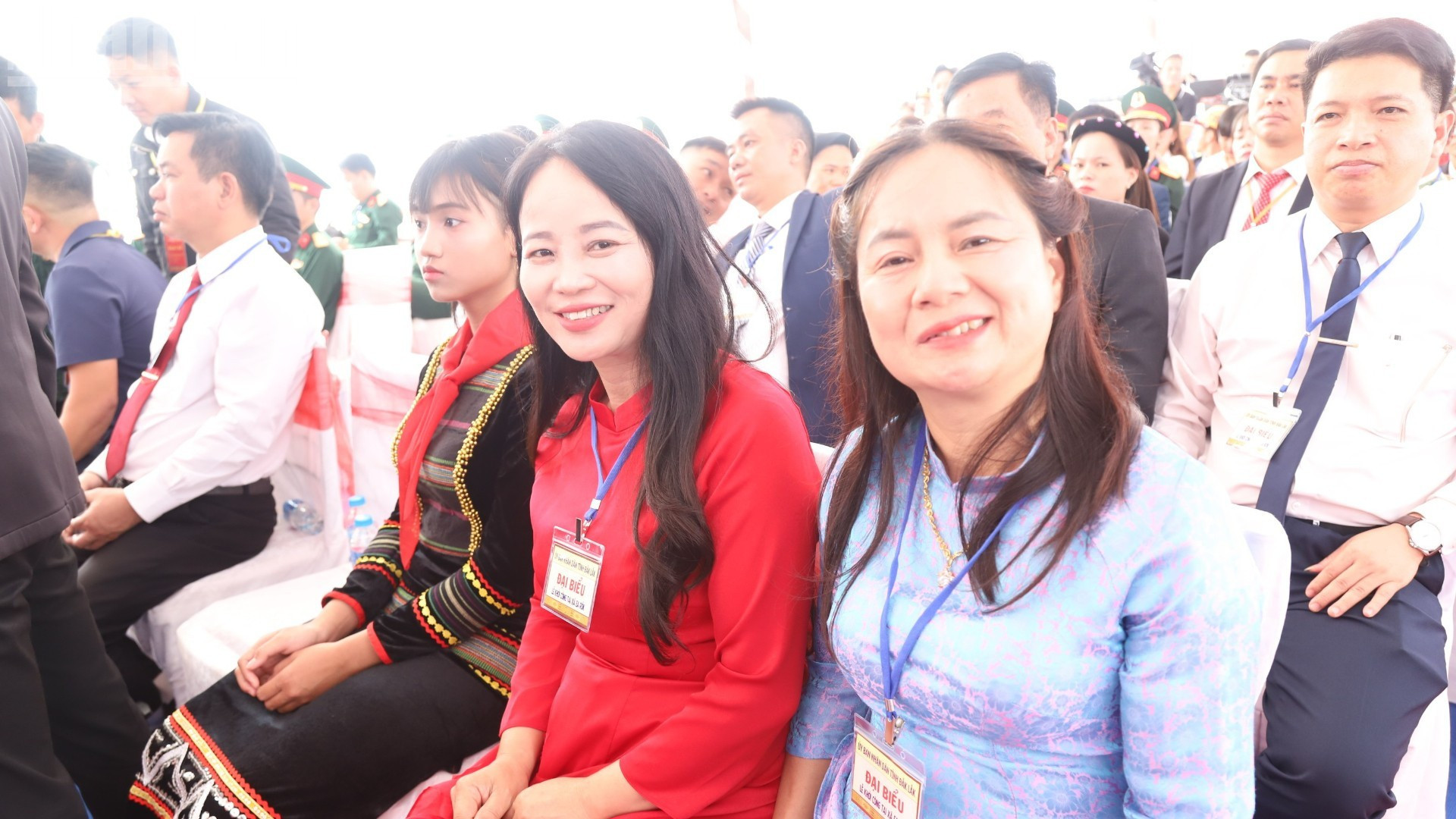 Des enseignants de la commune participent à la cérémonie.