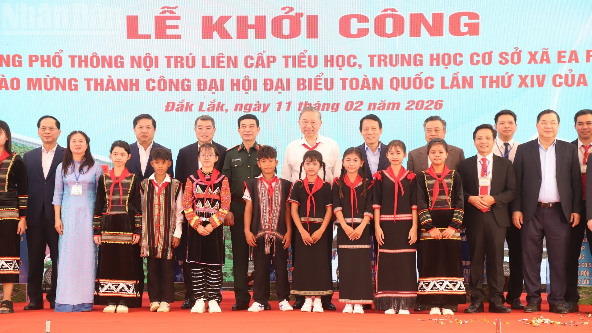 Le Secrétaire général To Lam, ainsi que des dirigeants du Parti, de l’État et de la province de Dak Lak, posent pour une photo souvenir avec les cadres, les enseignants et les élèves de la commune d’Ea Rok.