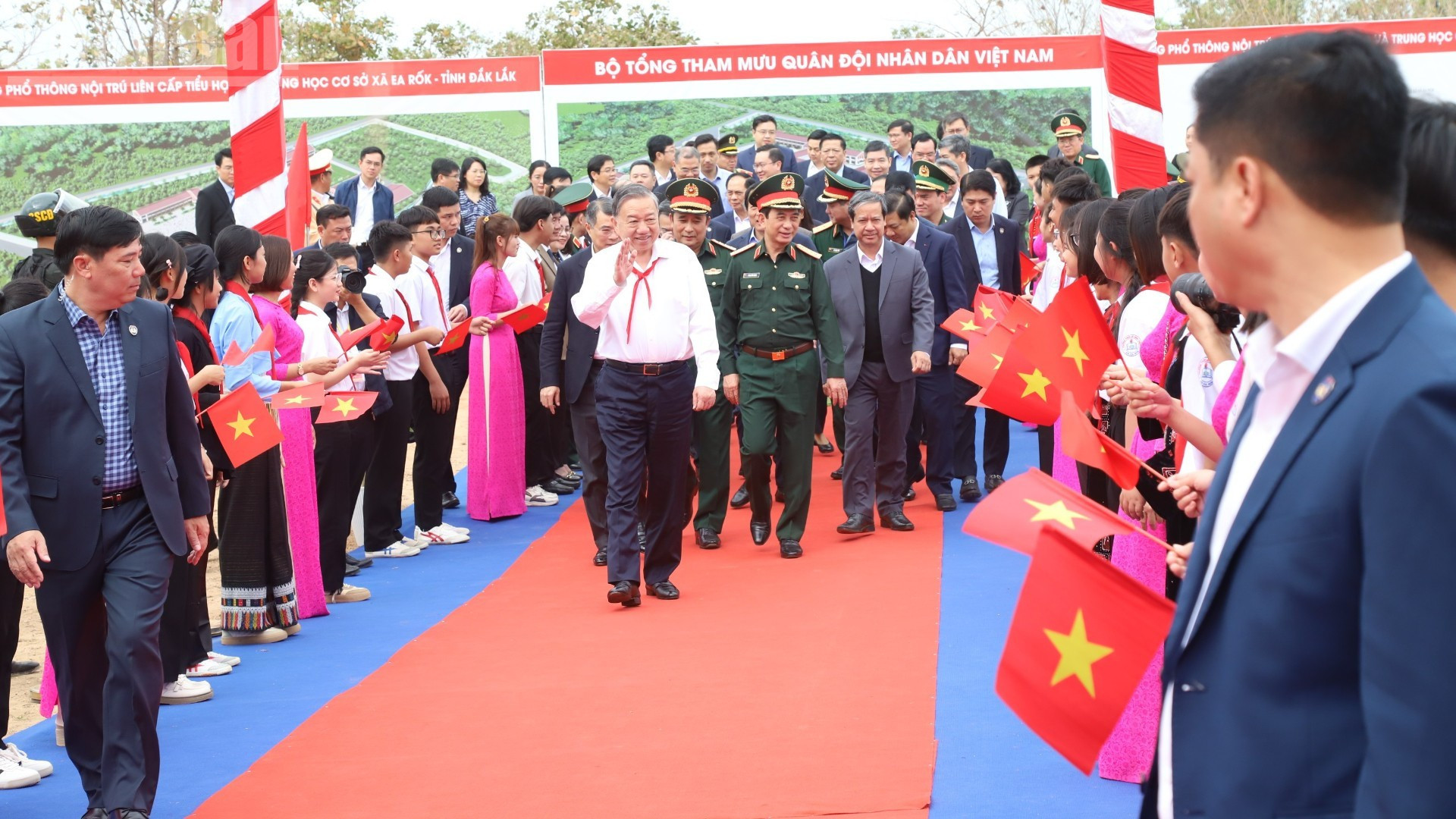 Le secrétaire général To Lam salue les cadres, enseignants et élèves de la commune d’Ea Rok.