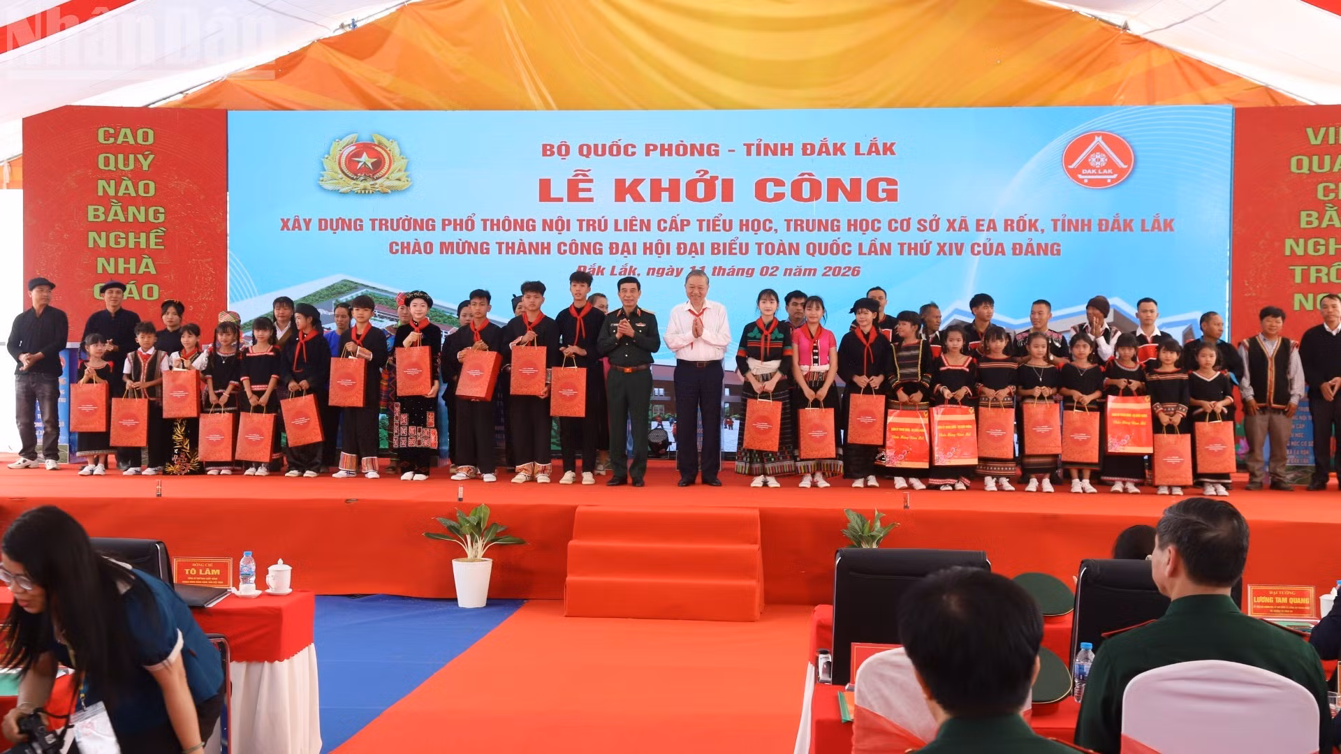 Le secrétaire général To Lam et le ministre de la Défense offrent des cadeaux aux élèves.