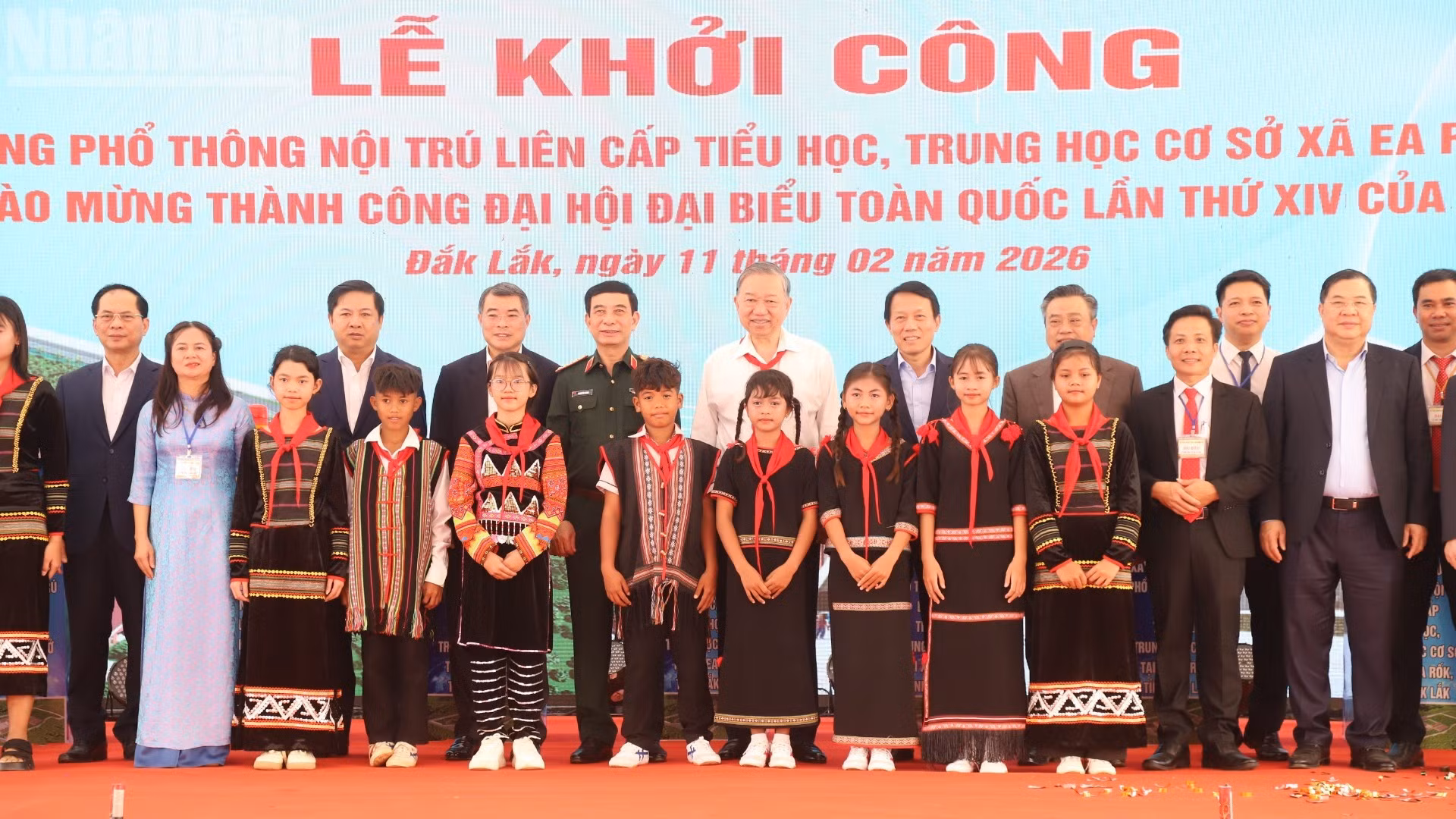 Le Secrétaire général To Lam, ainsi que des dirigeants du Parti, de l’État et de la province de Dak Lak, posent pour une photo souvenir avec les cadres, les enseignants et les élèves de la commune d’Ea Rok.