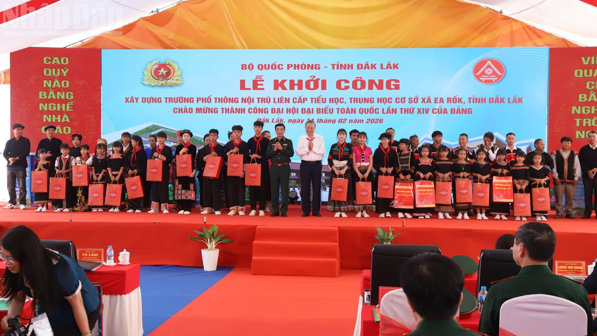 Le secrétaire général To Lam et le ministre de la Défense offrent des cadeaux aux élèves.