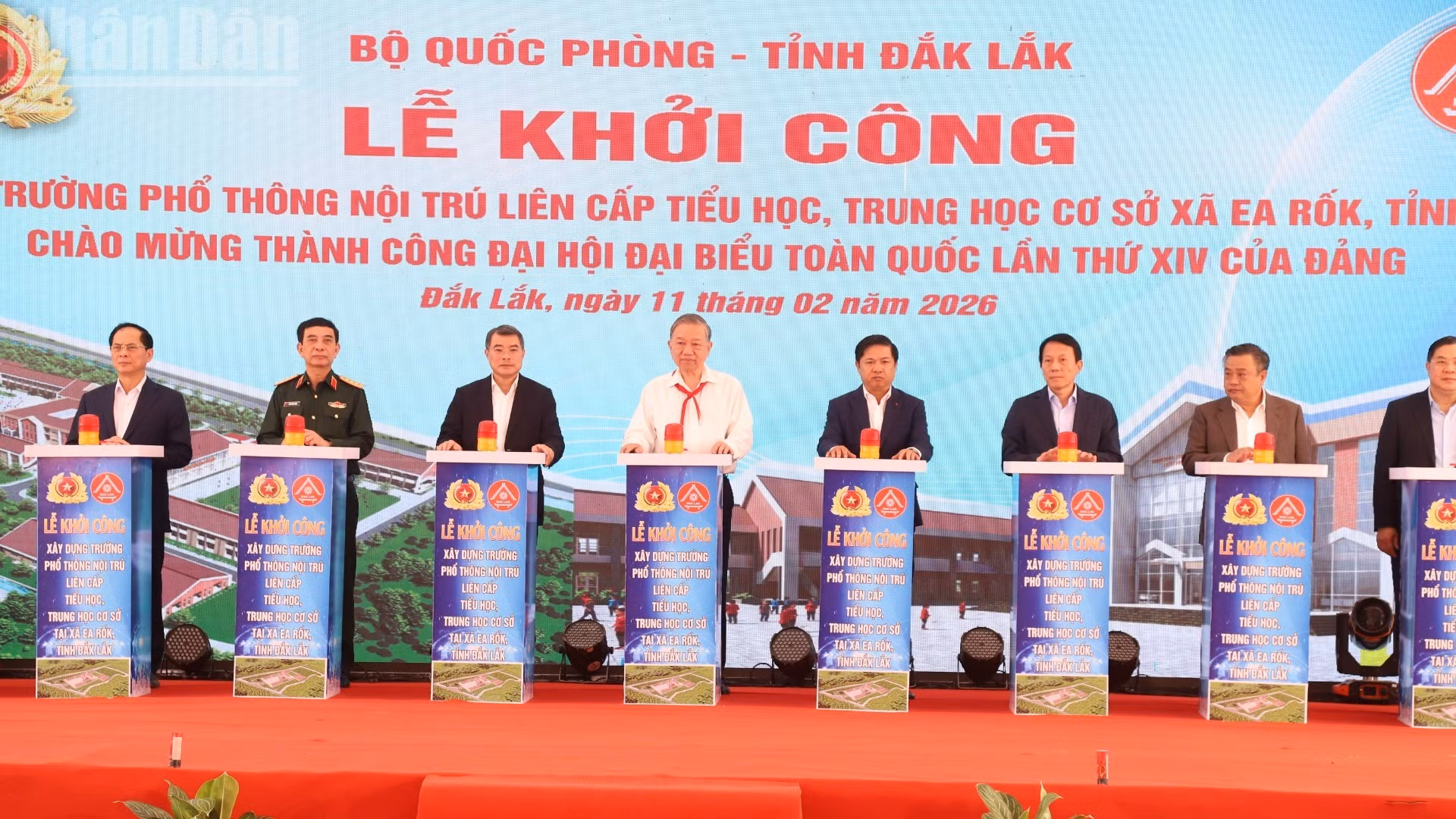 Le secrétaire général et les dirigeants appuient symboliquement sur le bouton marquant le lancement officiel du projet.