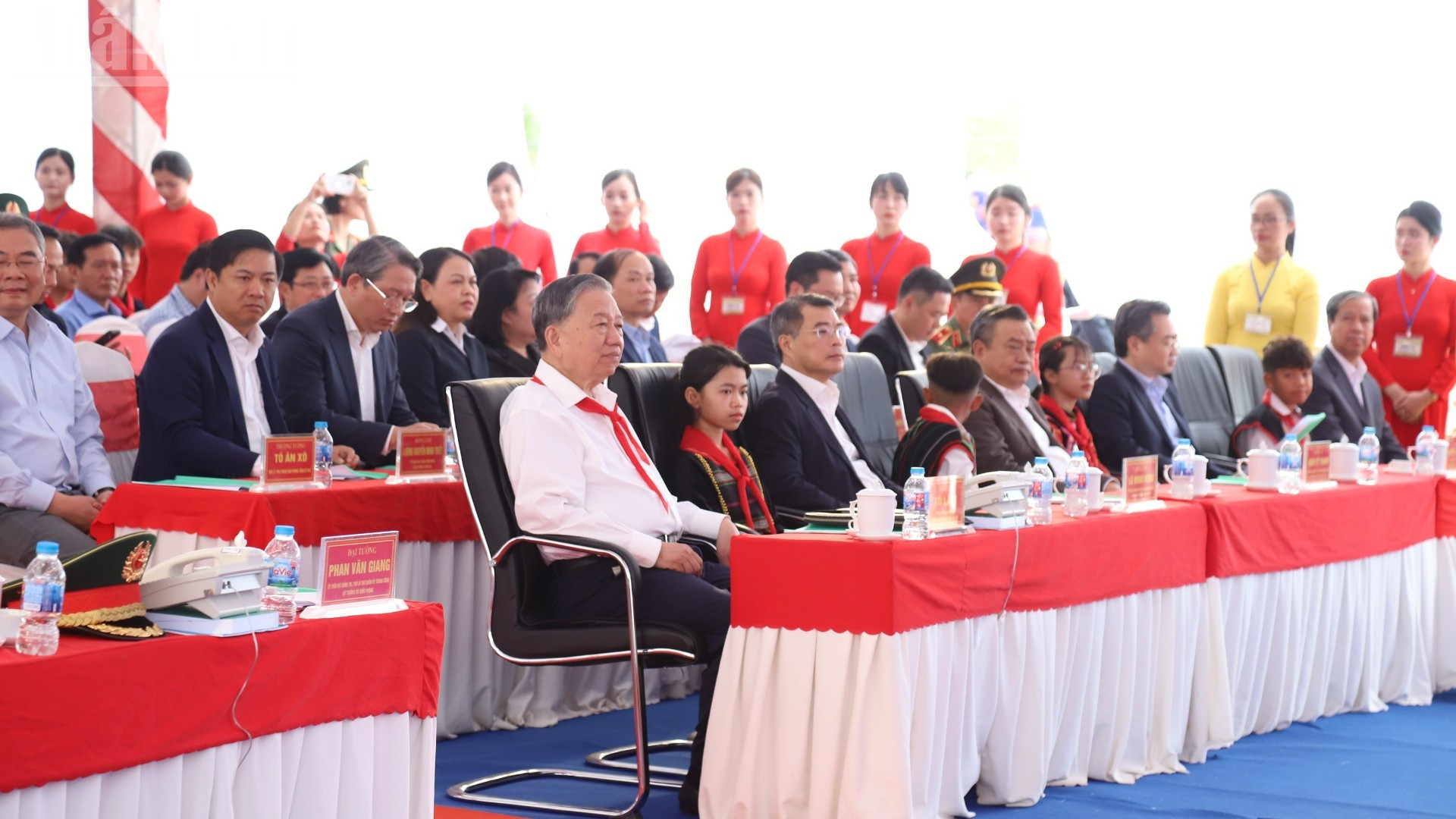 Le secrétaire général To Lam assiste à la cérémonie de lancement des travaux.