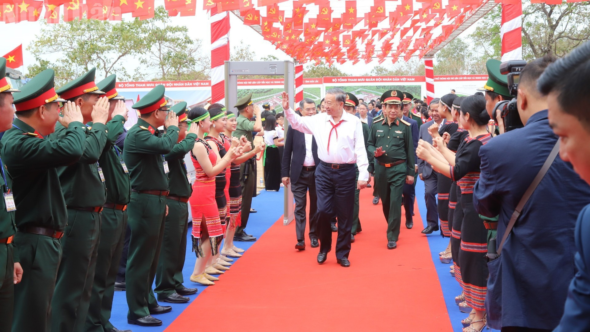 Les responsables militaires et les habitants d’Ea Rok accueillent le secrétaire général et les dirigeants du Parti et de l’État.
