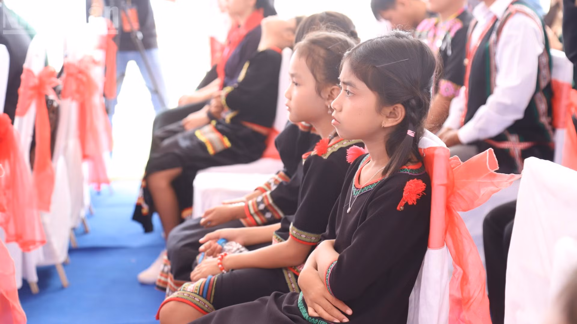 Des élèves issus des minorités ethniques assistent à la cérémonie.