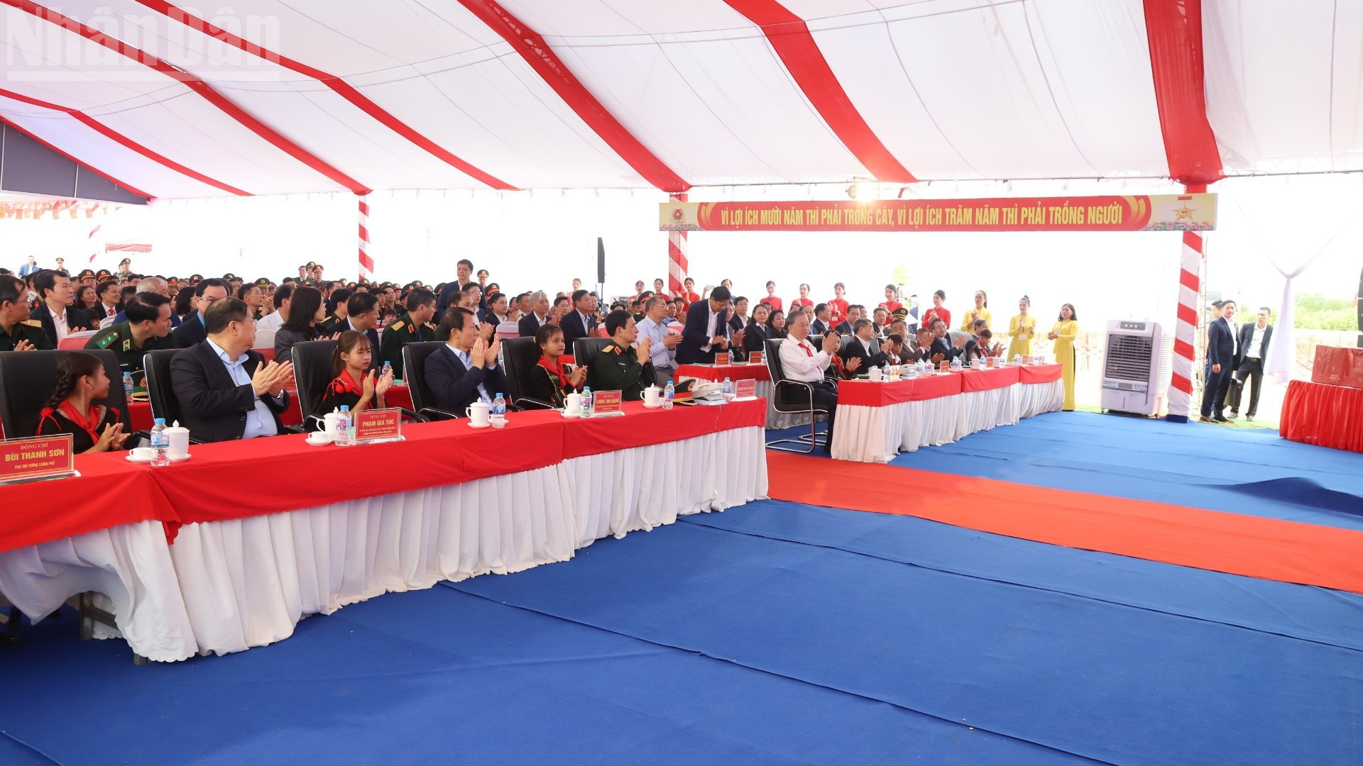 Les dirigeants du Parti et de l’État participent à la cérémonie.