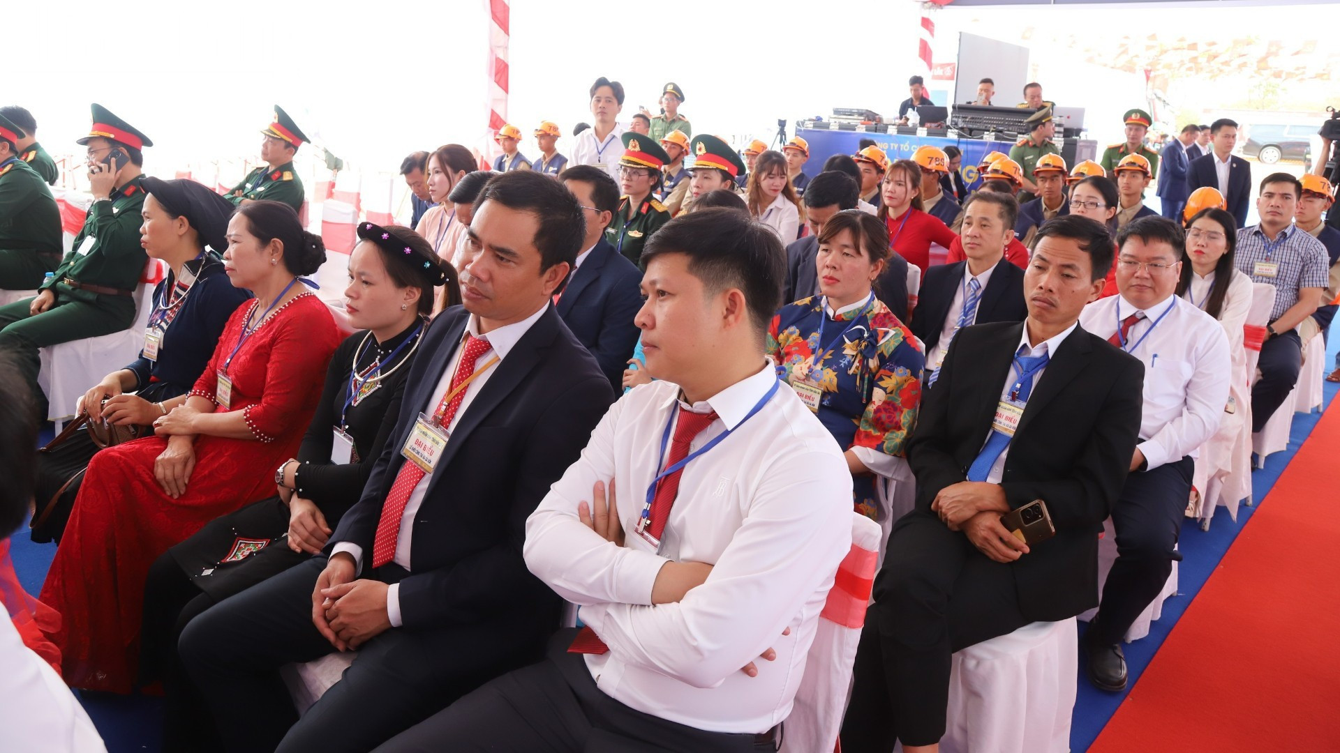 Les cadres et habitants d’Ea Rok assistent à l’événement.